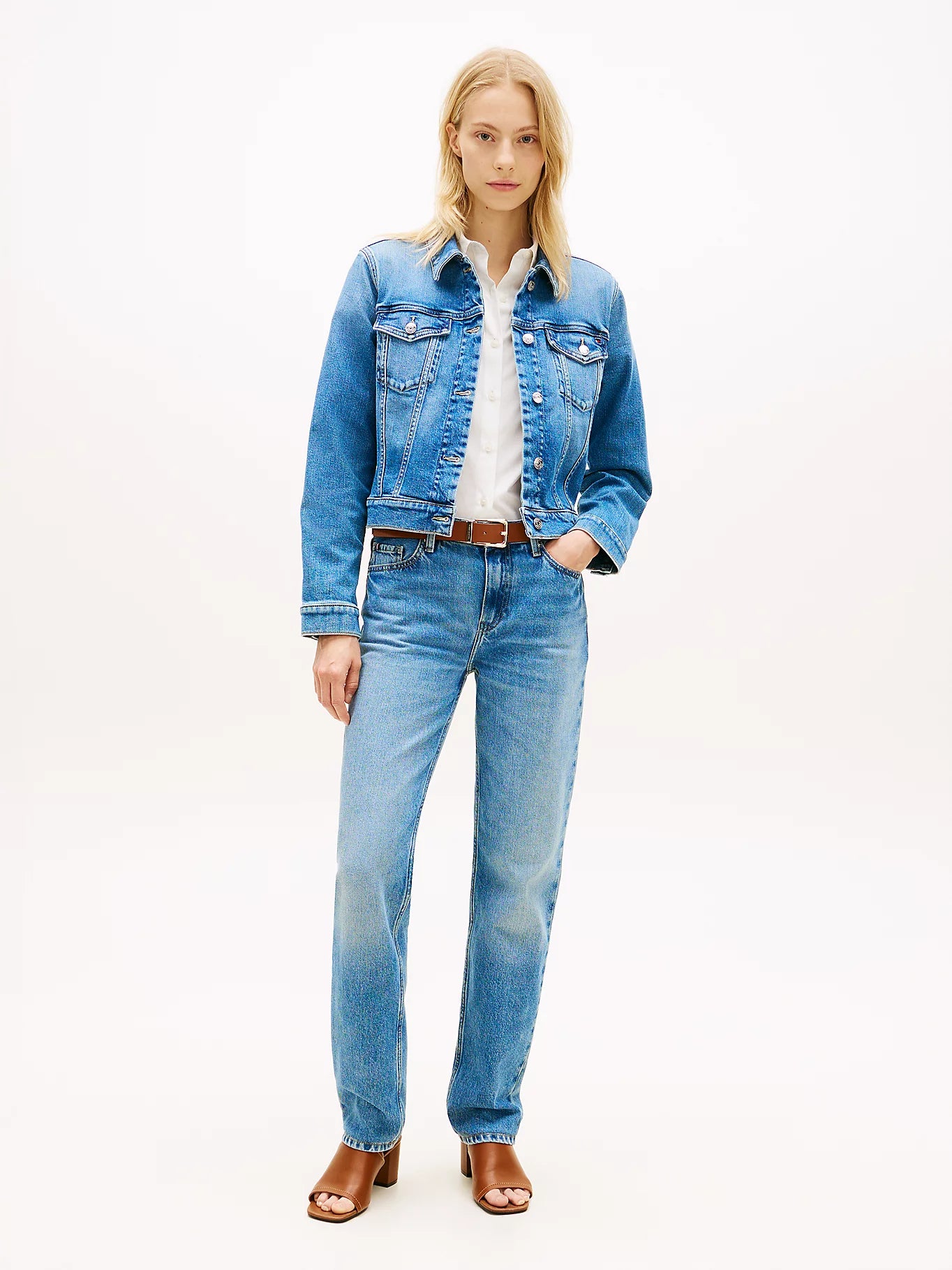 Tommy Hilfiger naisten farkkutakki DNM Finn Slim Jacket, sininen, on suoraleikkainen ja istuva sininen farkkutakki, jossa on perinteiset rintataskut ja metalliset napit edessä.