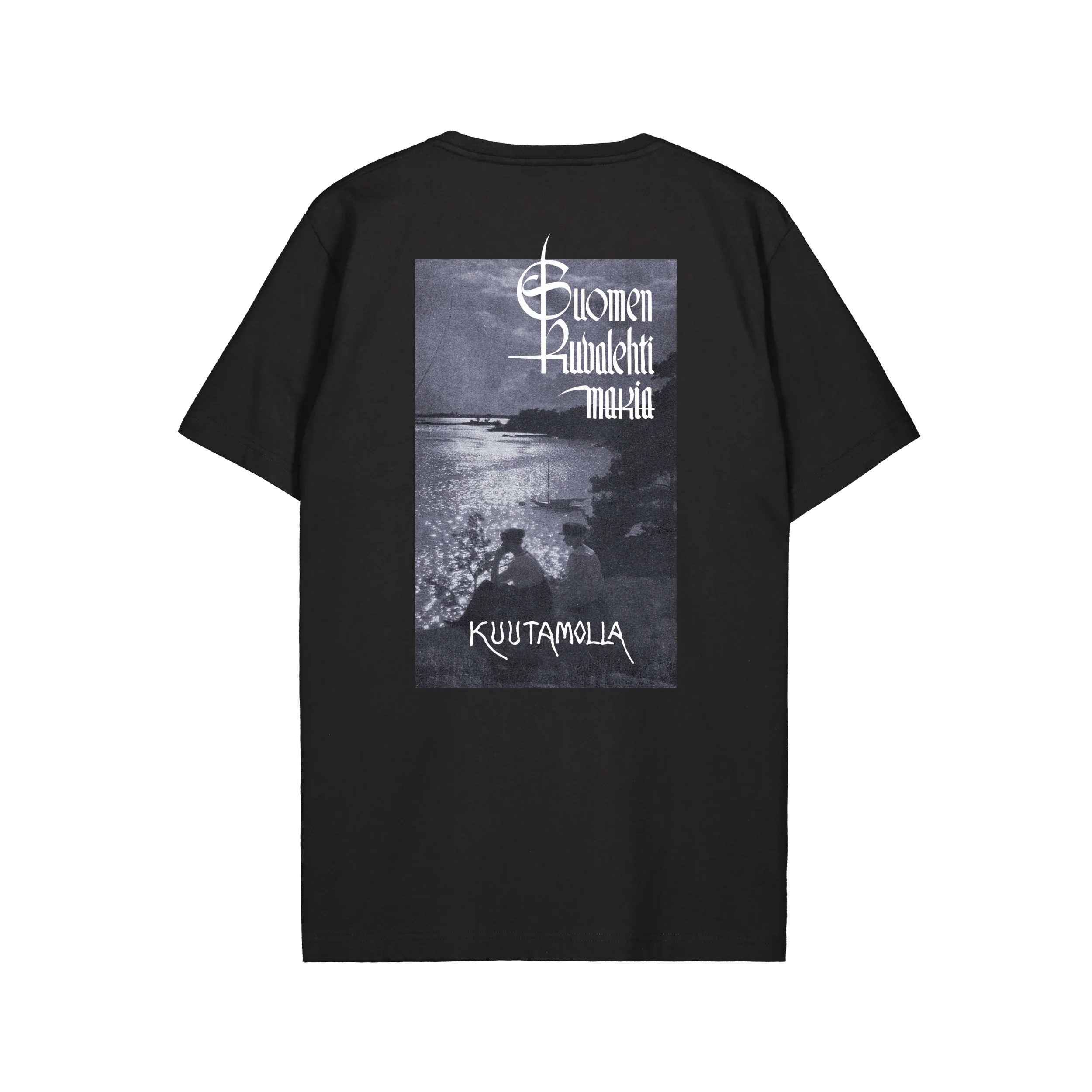 Makia miesten t-paita Moonshine T-shirt, musta, suoraleikkauksella ja lyhyillä hihoilla, takana suuri harmaasävyinen painatus, jossa teksti ja maisemakuva.
