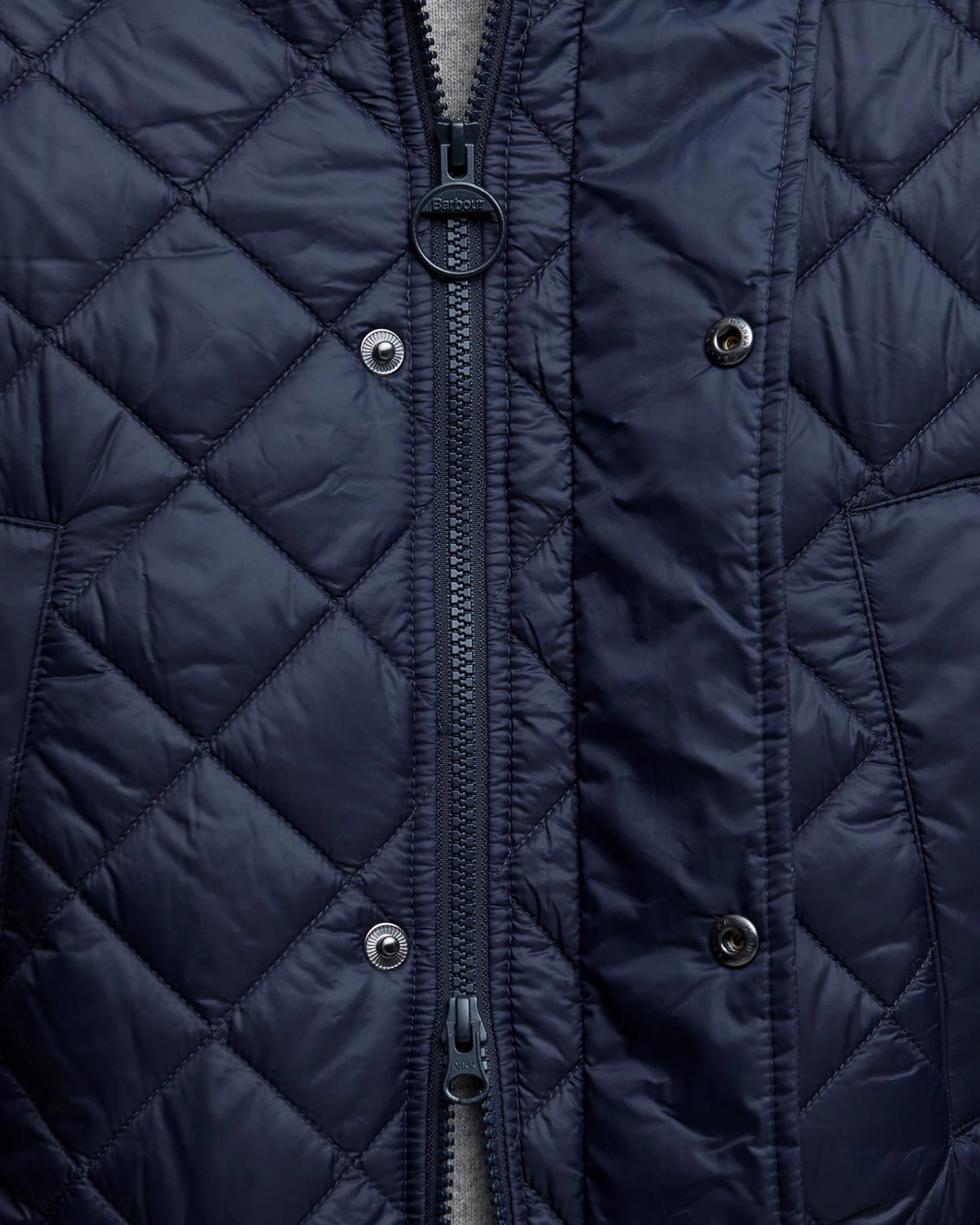 barbour-miesten-tikkitakki-barbour-essential-bedale-quilted-jacket-tummansininen-3