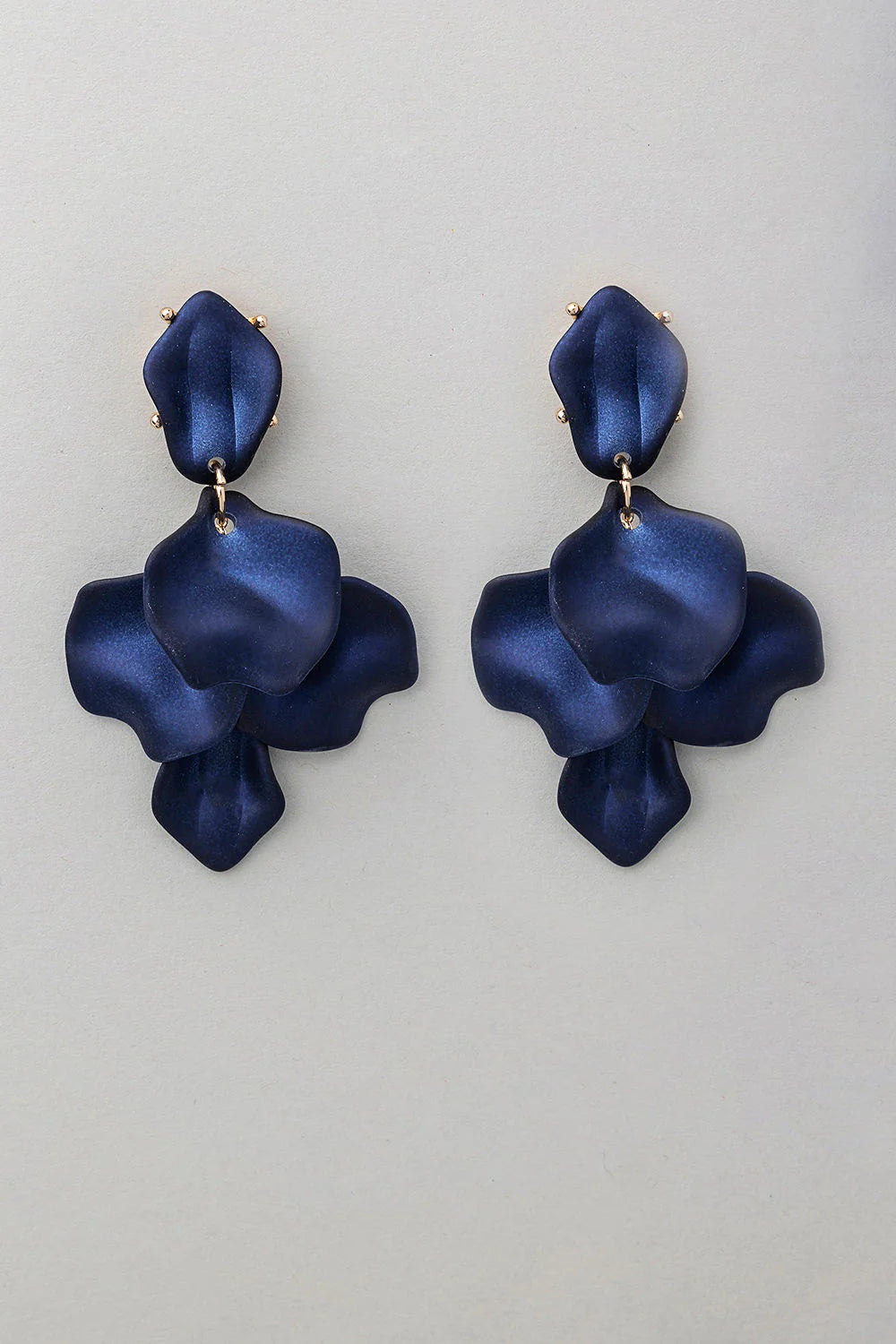 bow-19-korvakorut-leaf-earring-pearl-tummansininen-1
