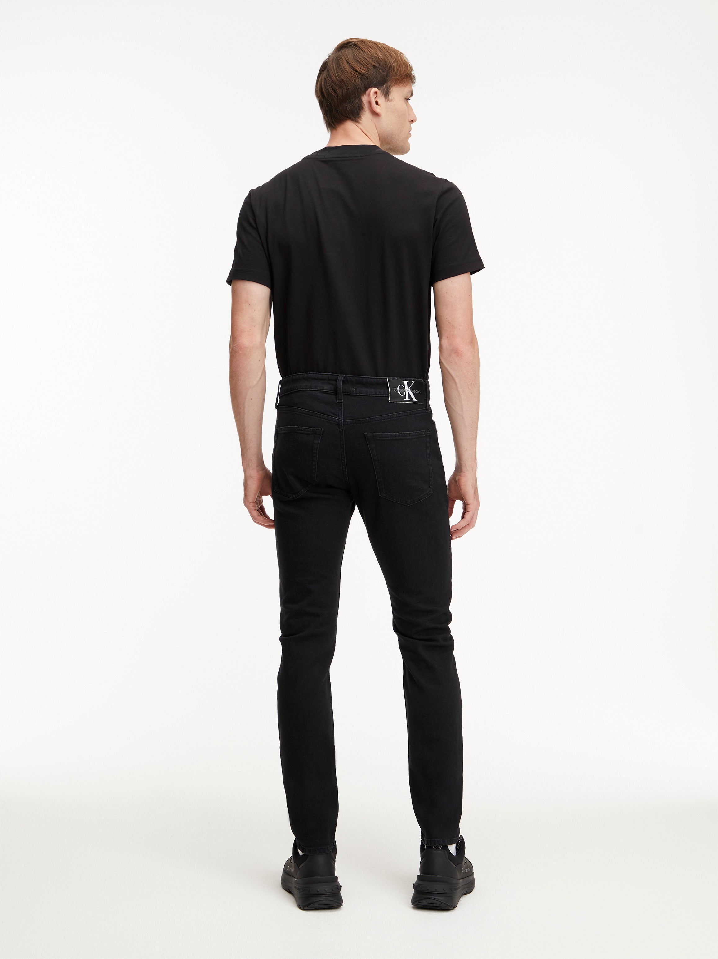 calvin-klein-jeans-farkut-slim-tapered-musta-3