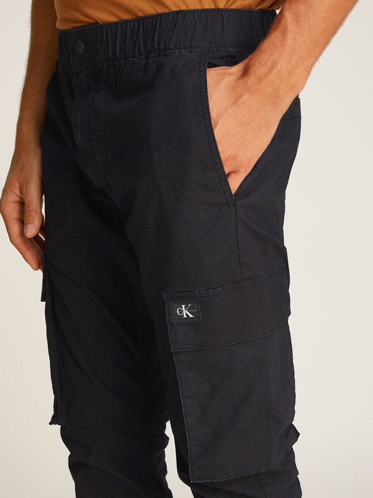 calvin-klein-jeans-miesten-housut-sknny-cargo-musta-4