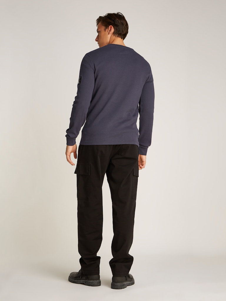 calvin-klein-jeans-miesten-paita-monologo-badge-waffle-ls-tee-tummansininen-3