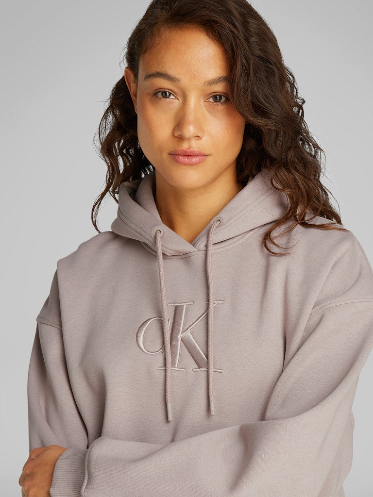 calvin-klein-jeans-naisten-college-raised-embroidery-ck-hoodie-kitti-4