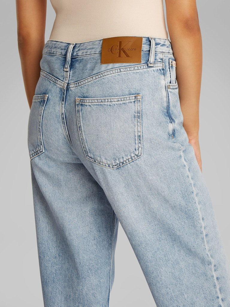 calvin-klein-jeans-naisten-farkut-90s-loose-vaaleansininen-4