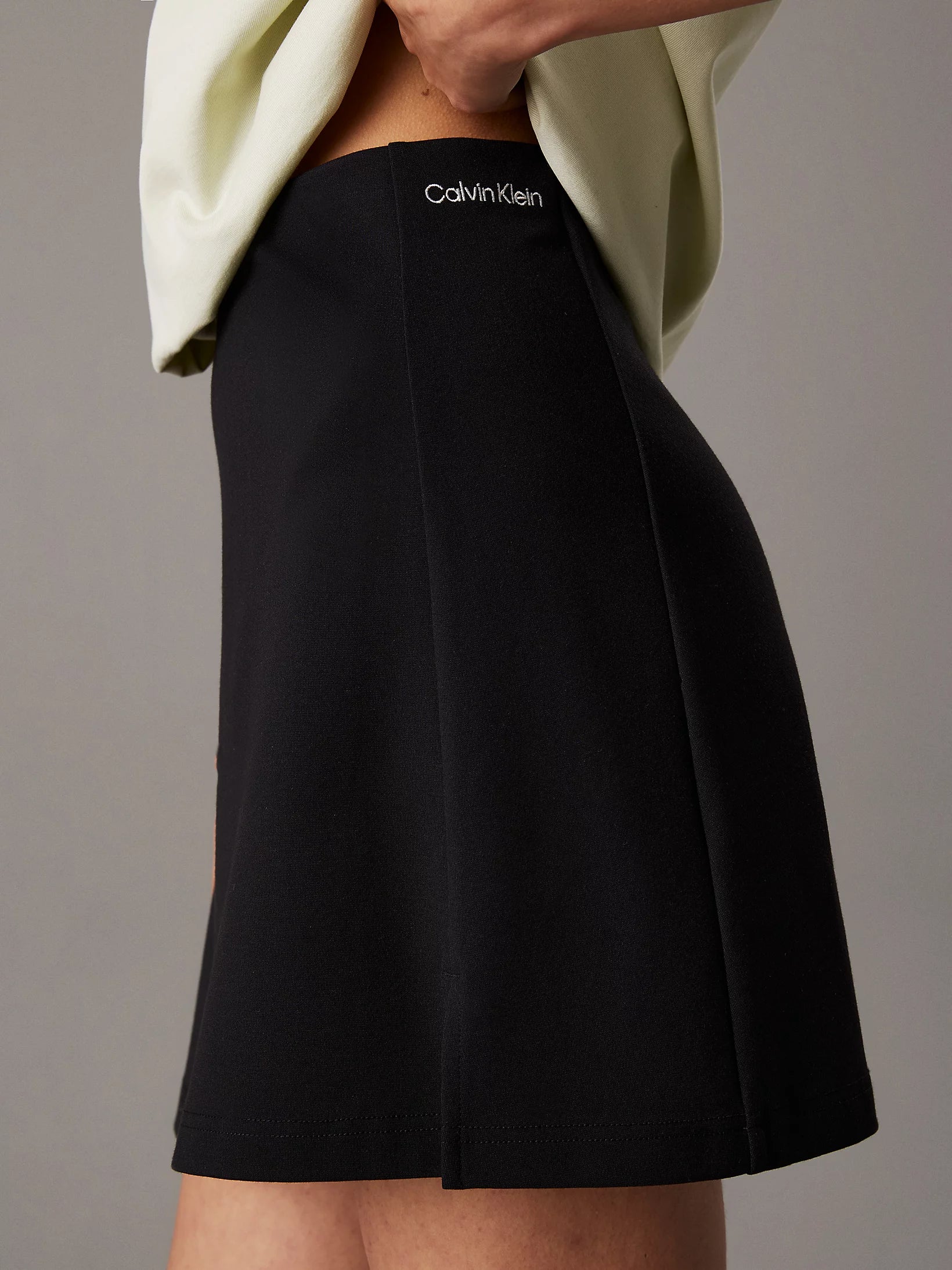 calvin-klein-jeans-naisten-hame-logo-milano-skirt-musta-3