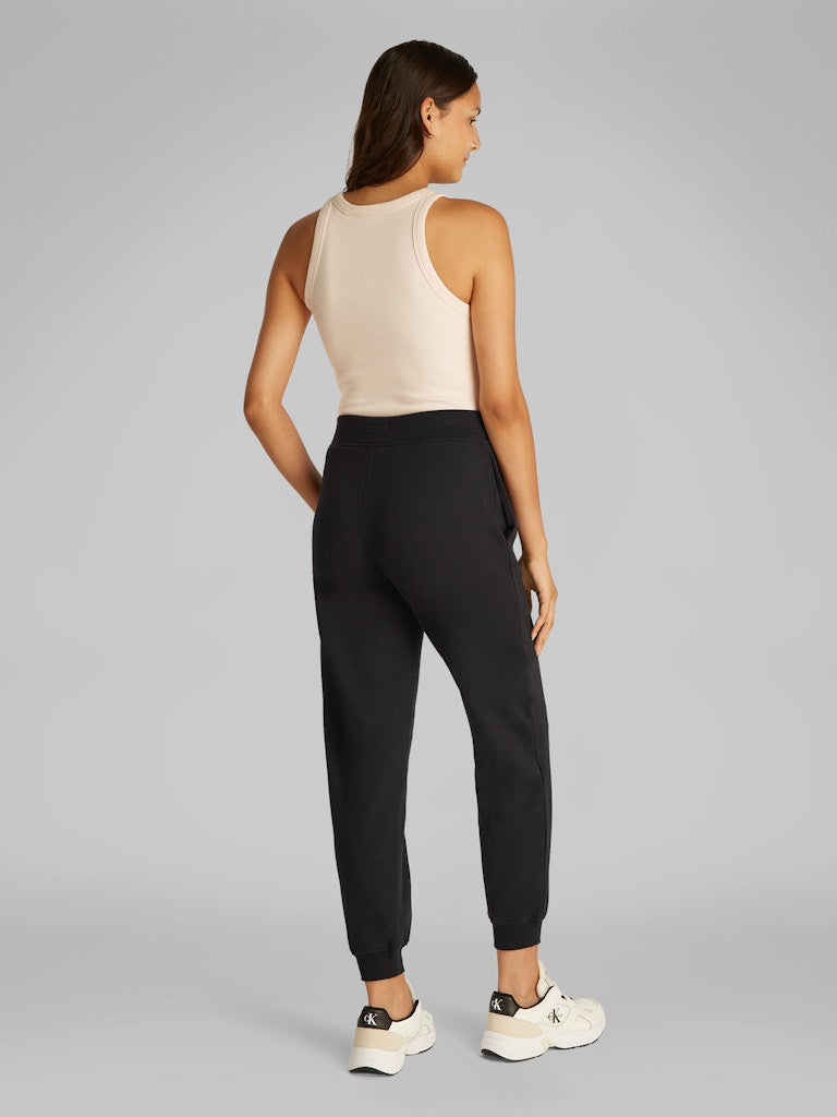 calvin-klein-jeans-naisten-lenkkeilyhousut-monologo-jog-pant-musta-3