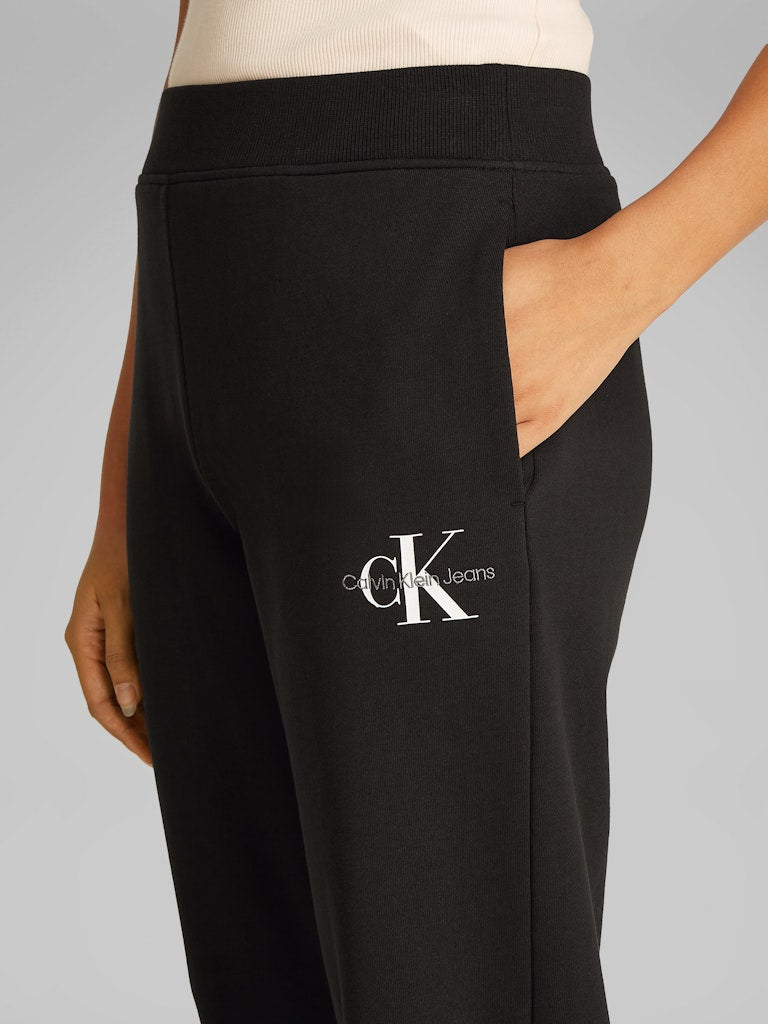 calvin-klein-jeans-naisten-lenkkeilyhousut-monologo-jog-pant-musta-4
