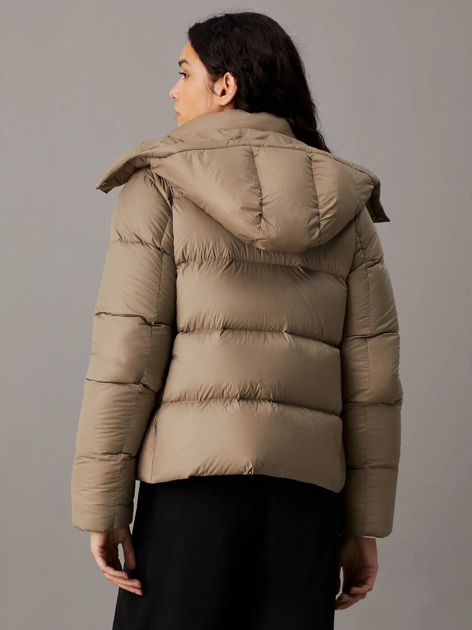 calvin-klein-jeans-naisten-untuvatakki-k-mw-down-short-puffer-beige-2