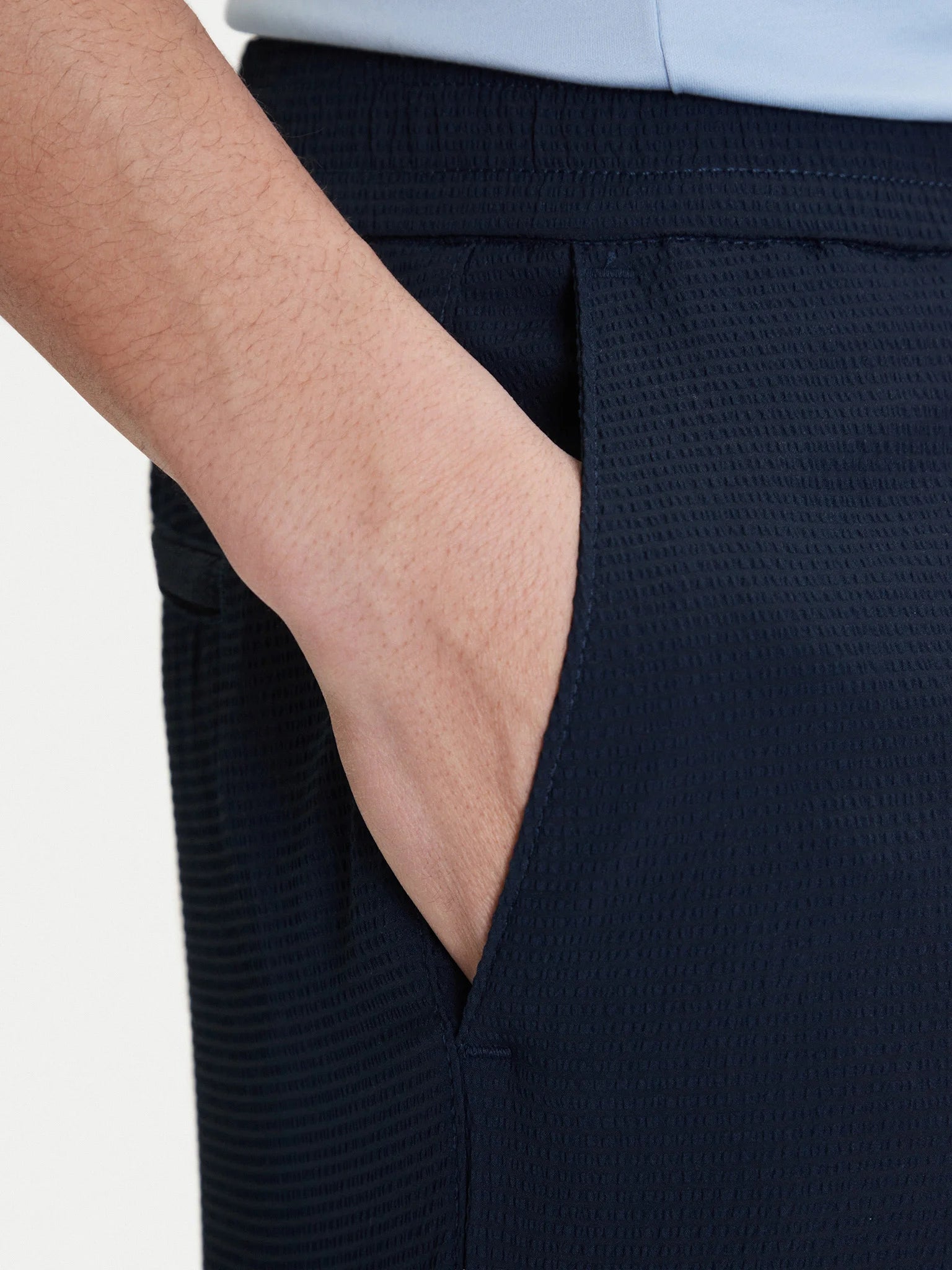 Calvin Klein Menswear miesten shortsit Straight Seersucker Elastic 7", tummansininen