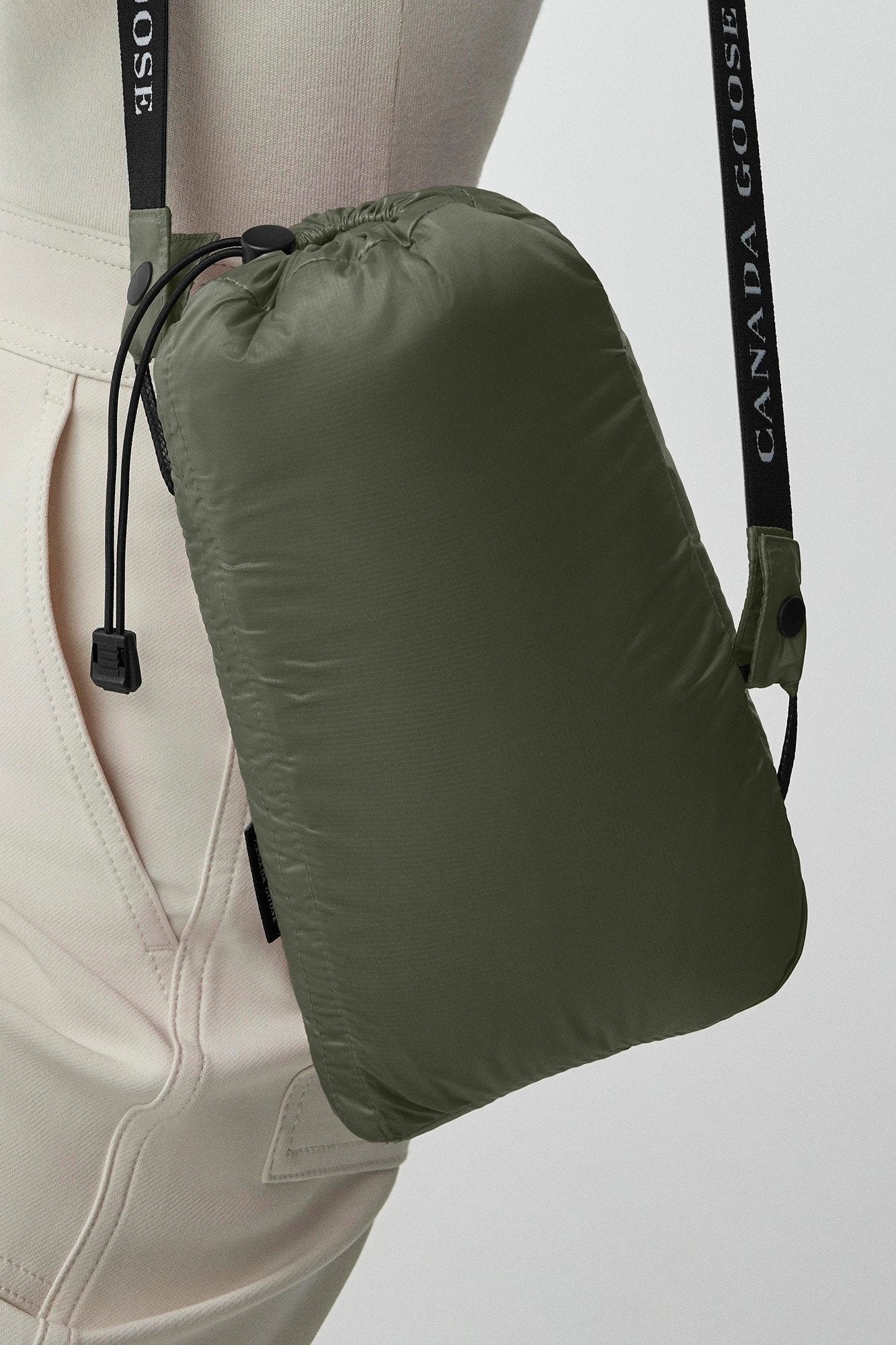 canada-goose-naisten-takki-cypress-hoody-tummanvihrea-3