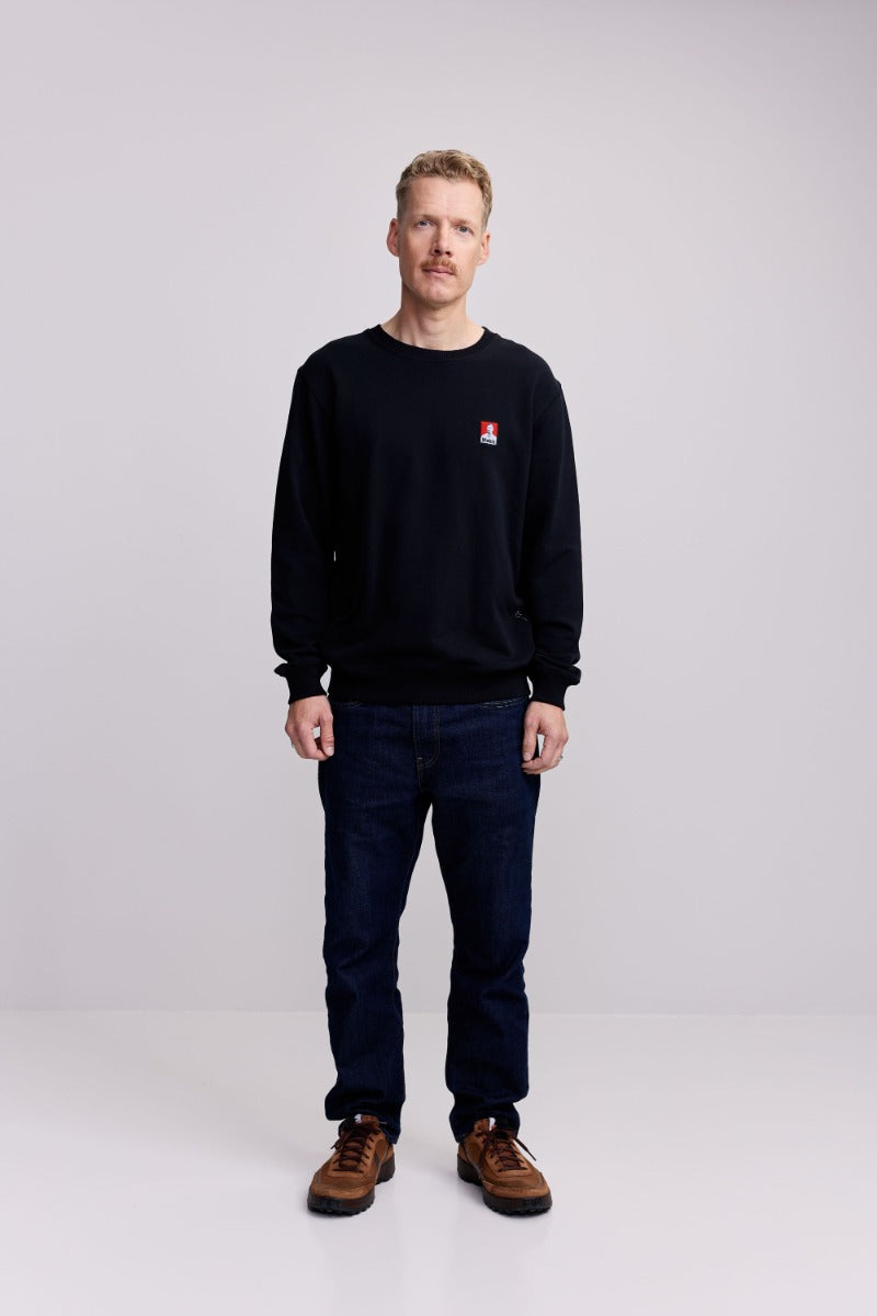 makia-miesten-collegepaita-tonni-sweatshirt-musta-1