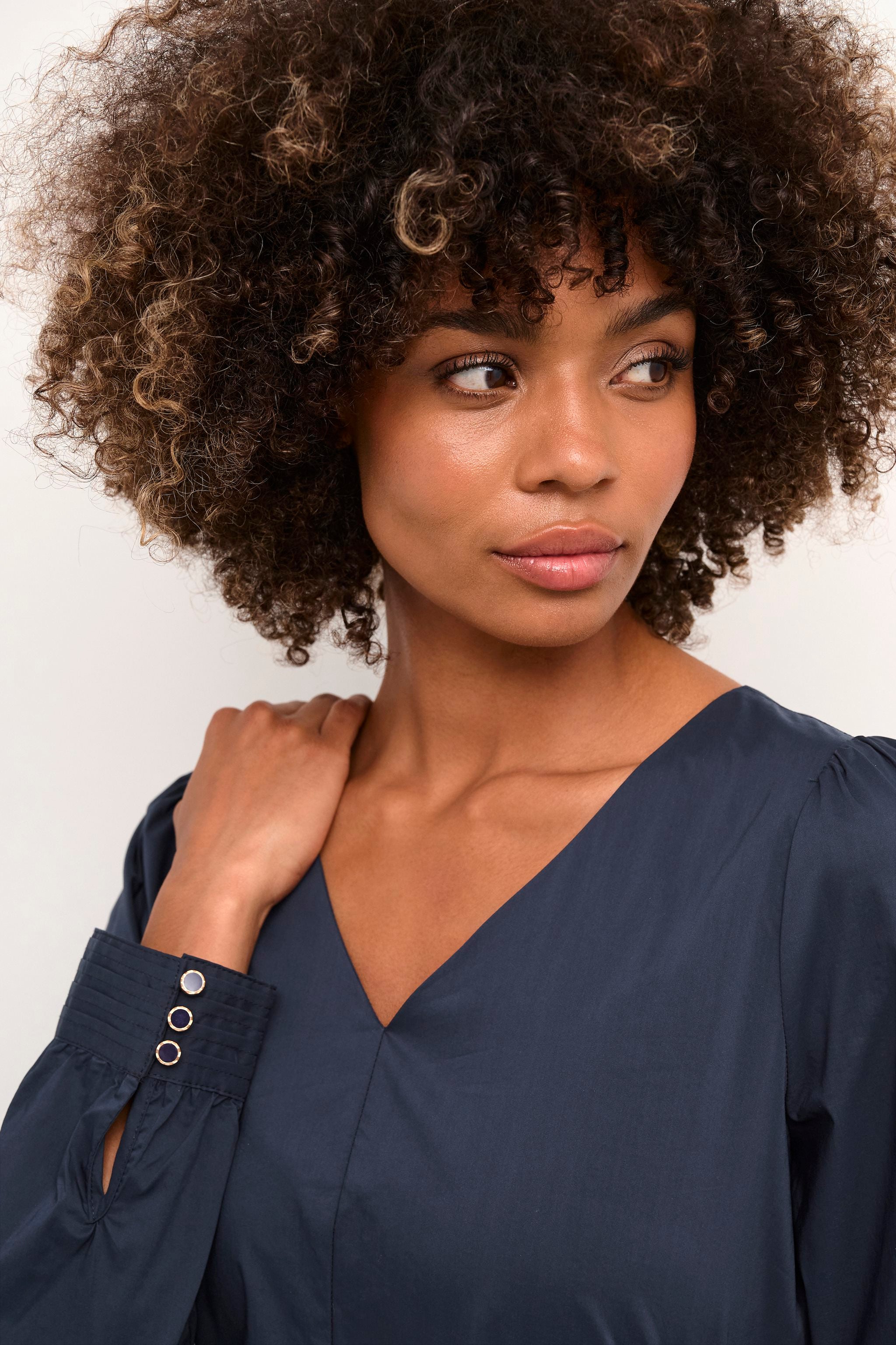 culture-naisten-mekko-cuantoinett-v-neck-dress-blue-iris-3