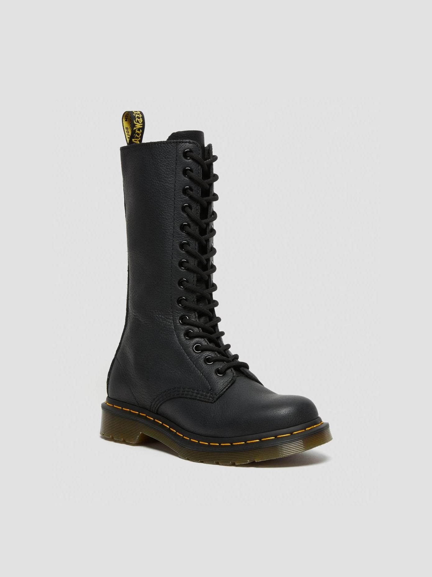 dr-martens-naisten-kengat-virginia-1b99-musta-1