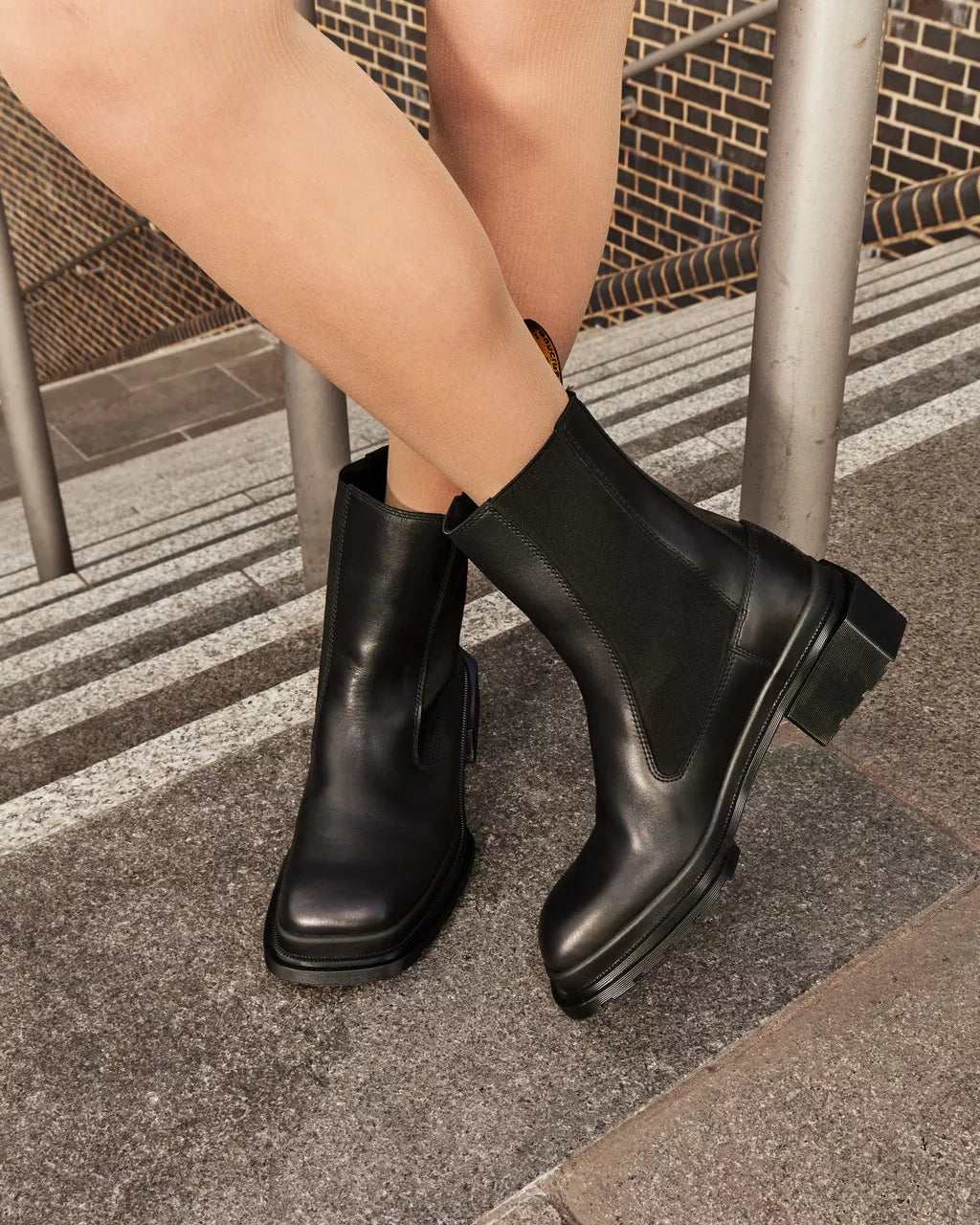dr-martens-naisten-nilkkurit-maybole-chelsea-musta-1