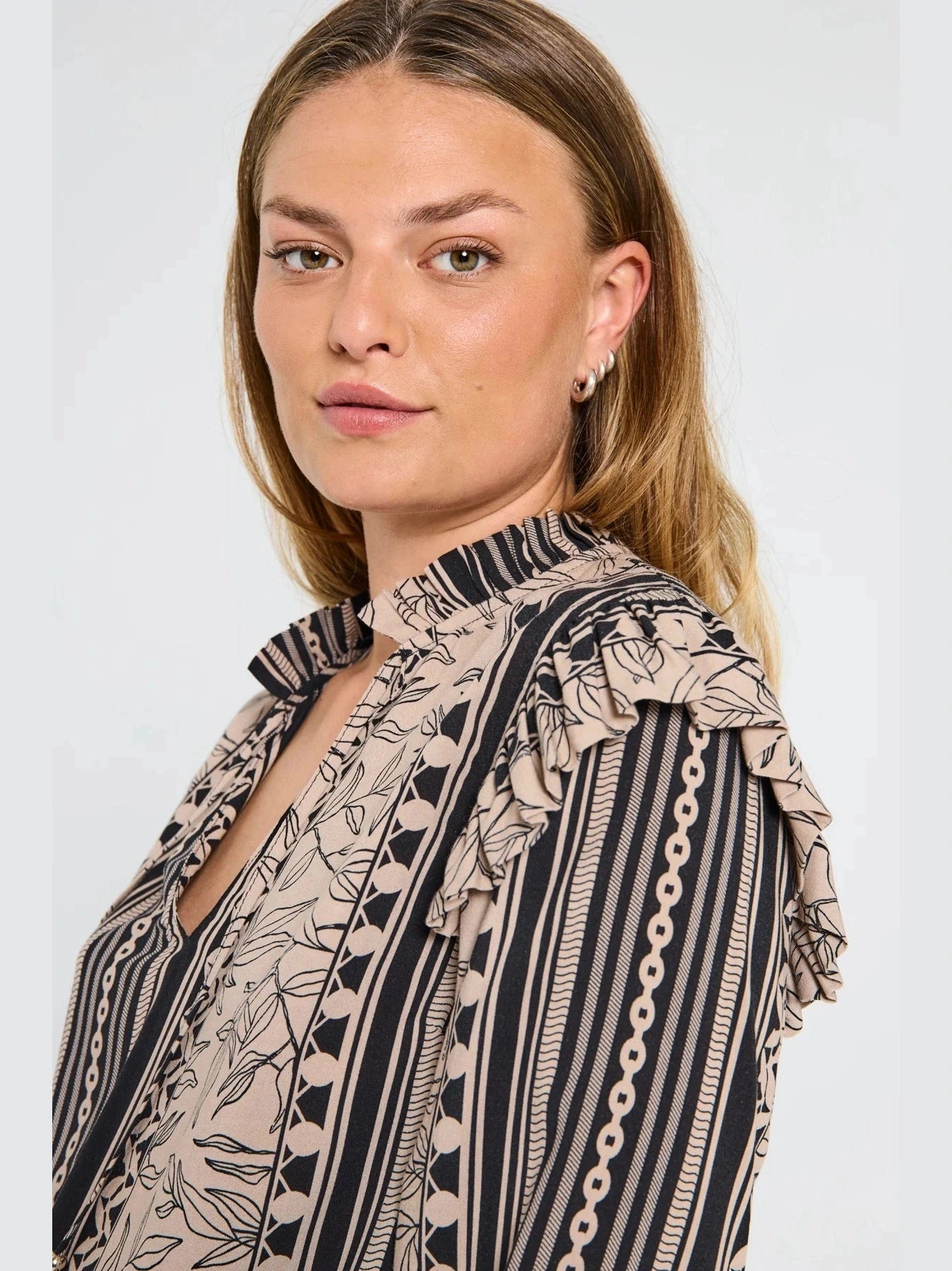 freequent-naisten-pusero-tidy-blouse-musta-kuosi-1