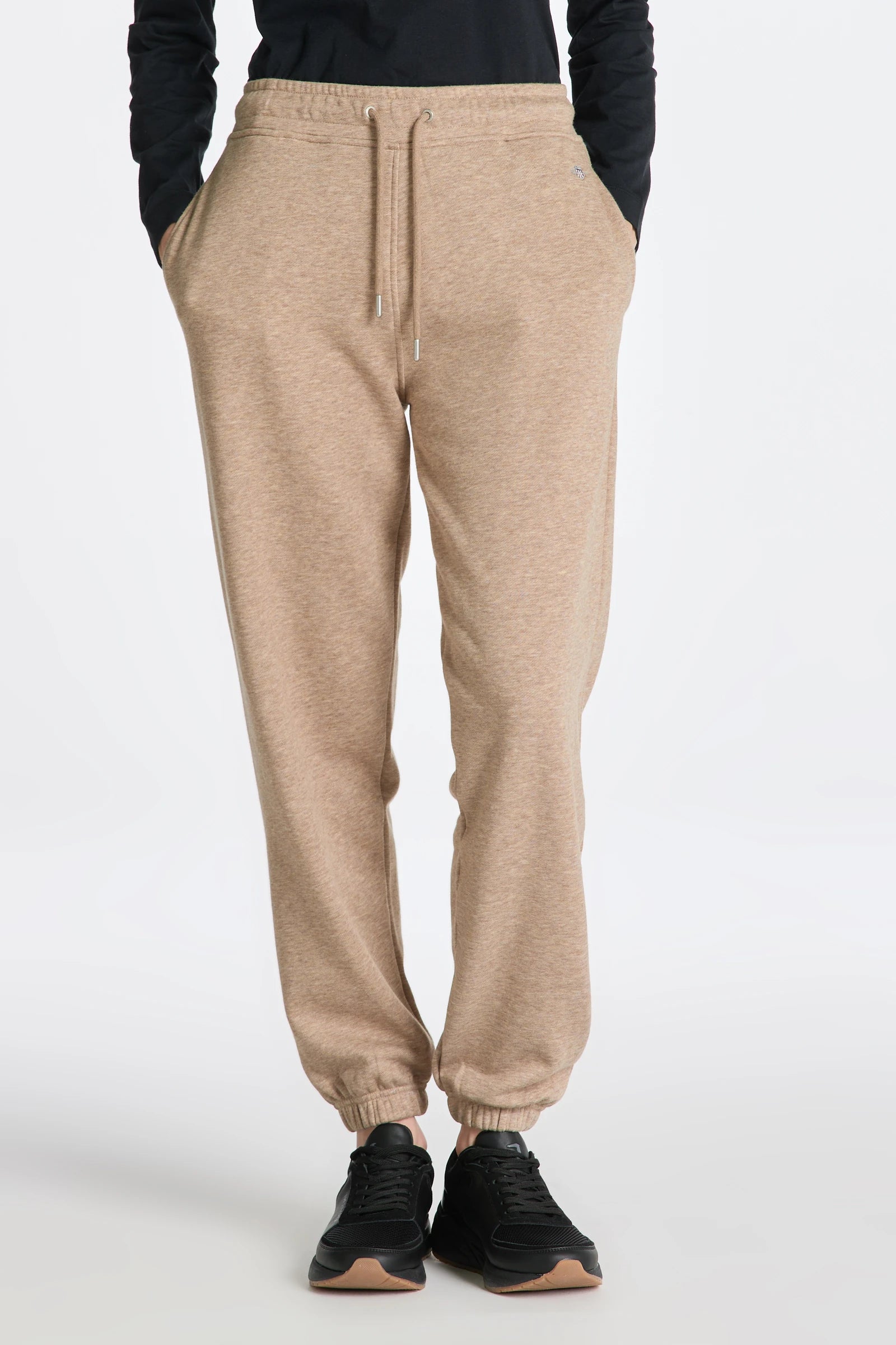 gant-collegehousut-rel-shield-sweatpants-kameli-1