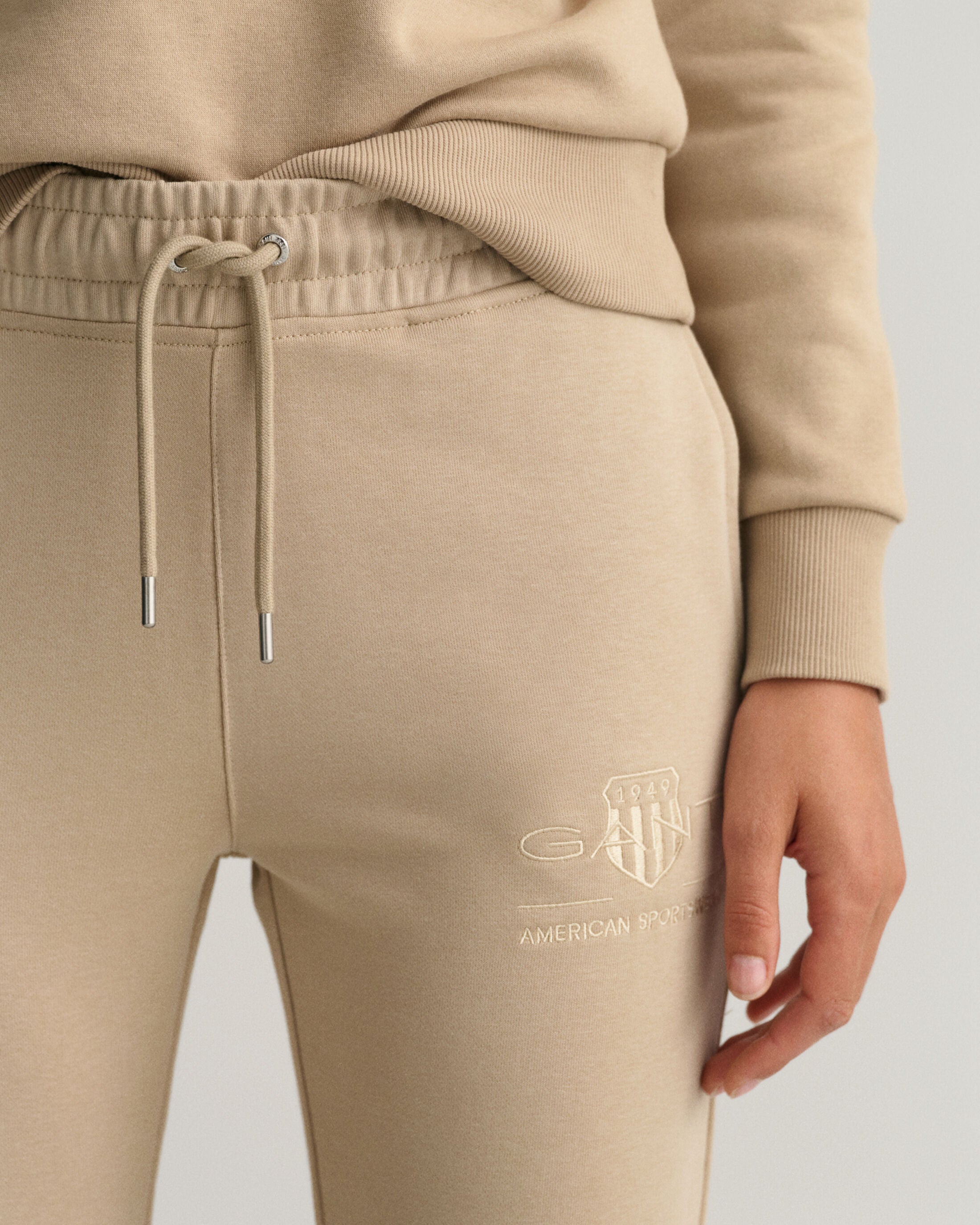 gant-collegehousut-tonal-archive-shield-sweat-pant-vaalea-beige-3