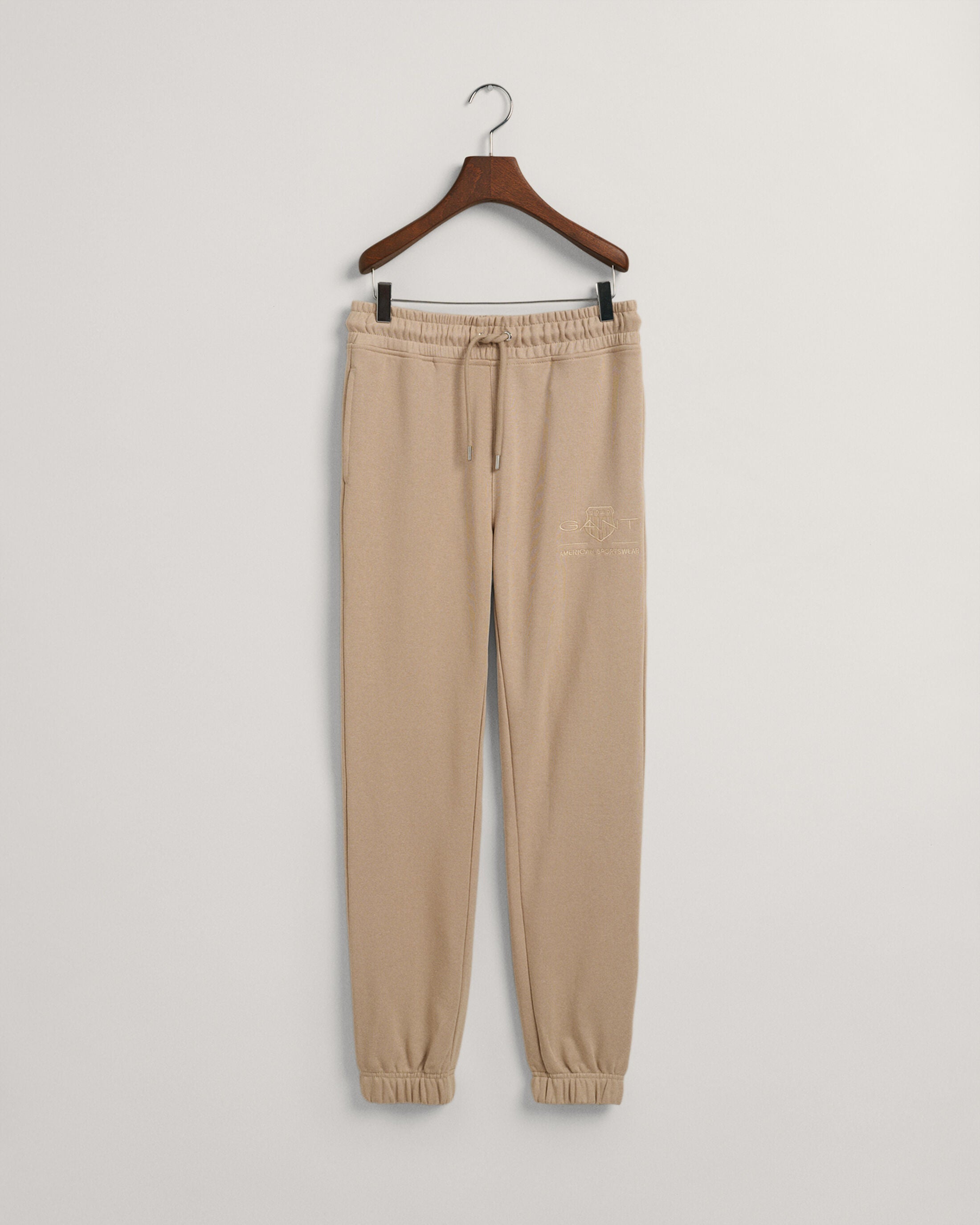 gant-collegehousut-tonal-archive-shield-sweat-pant-vaalea-beige-4