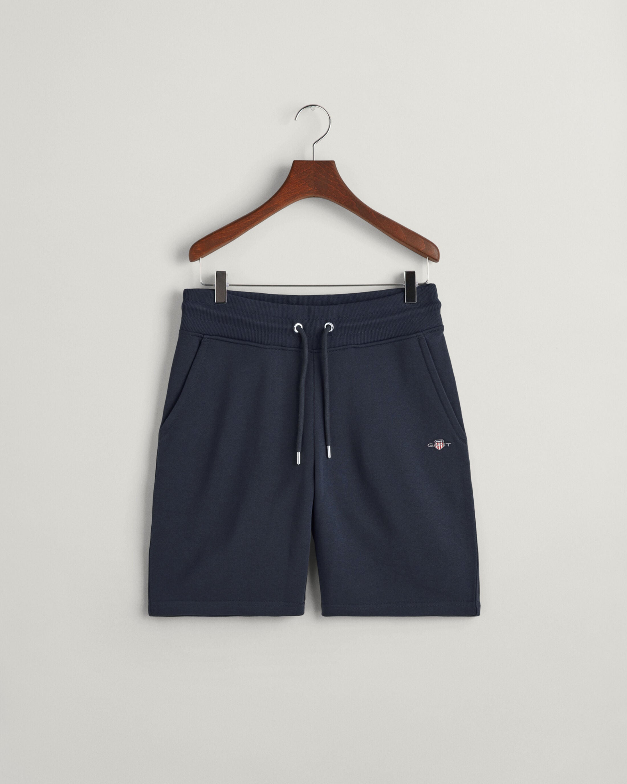 gant-miesten-collegeshortsit-reg-shield-sweat-shorts-tummansininen-3