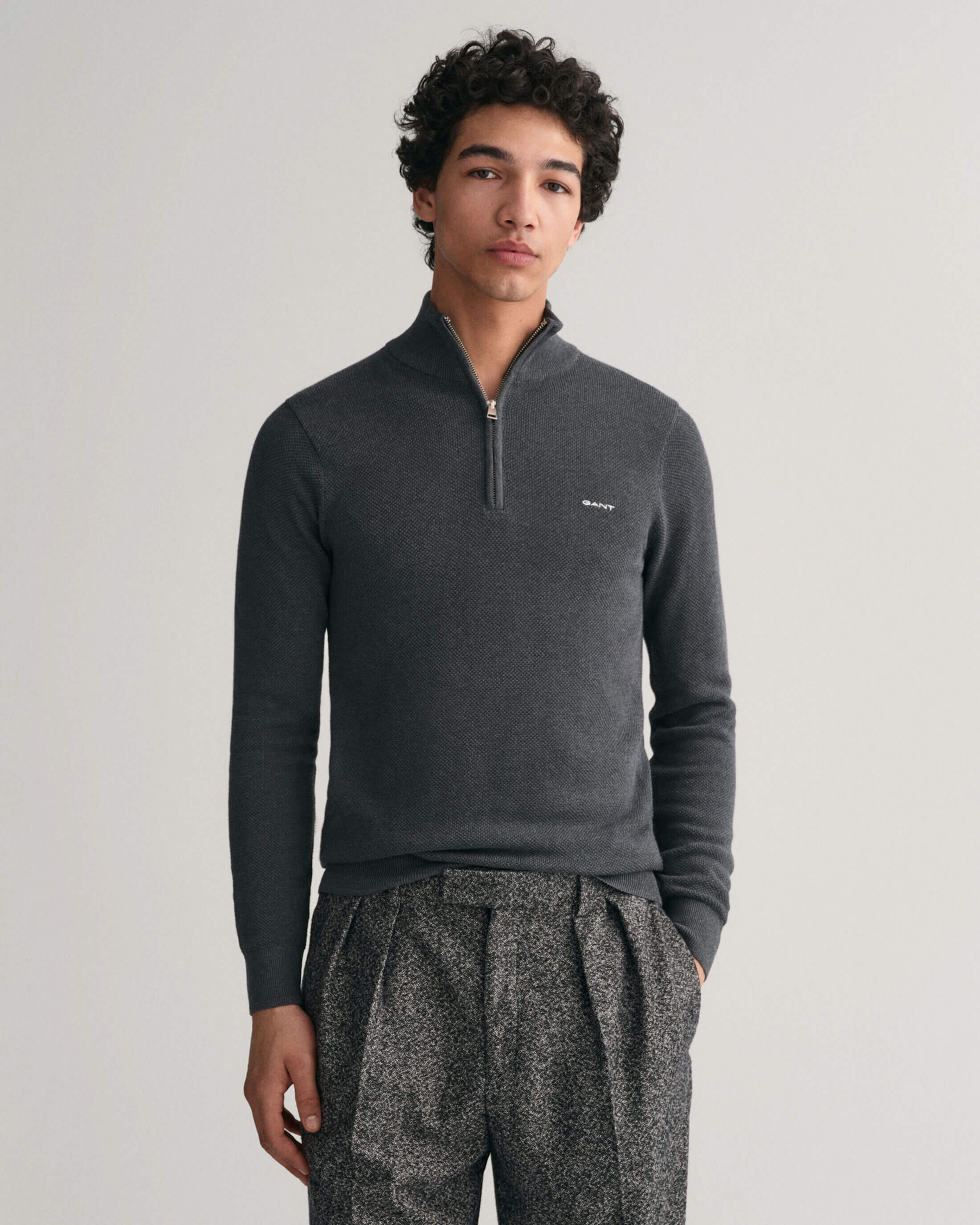 gant-miesten-neule-cotton-pique-half-zip-tummanharmaa-1