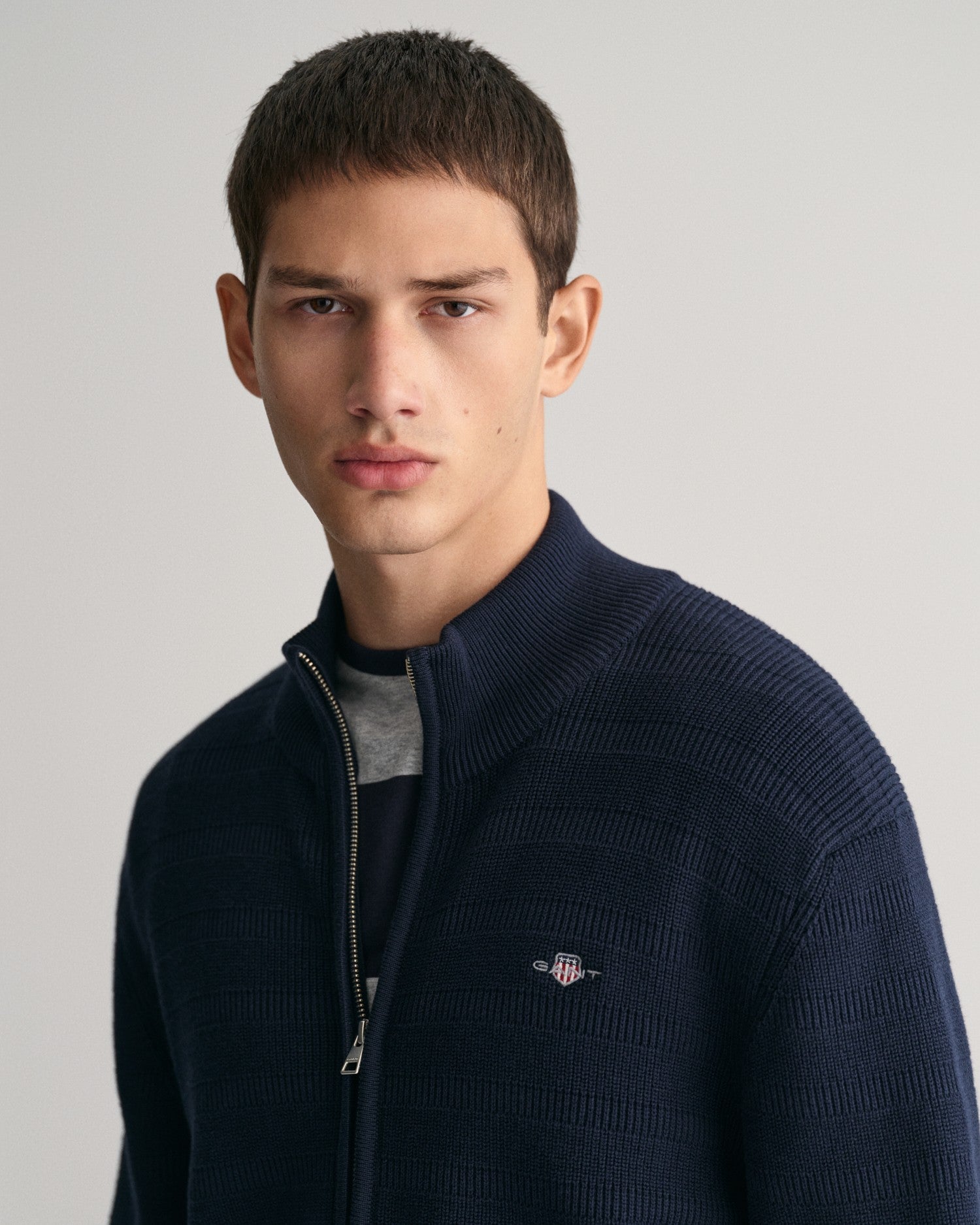 gant-miesten-neuletakki-stripe-textured-cotton-full-zip-tummansininen-3