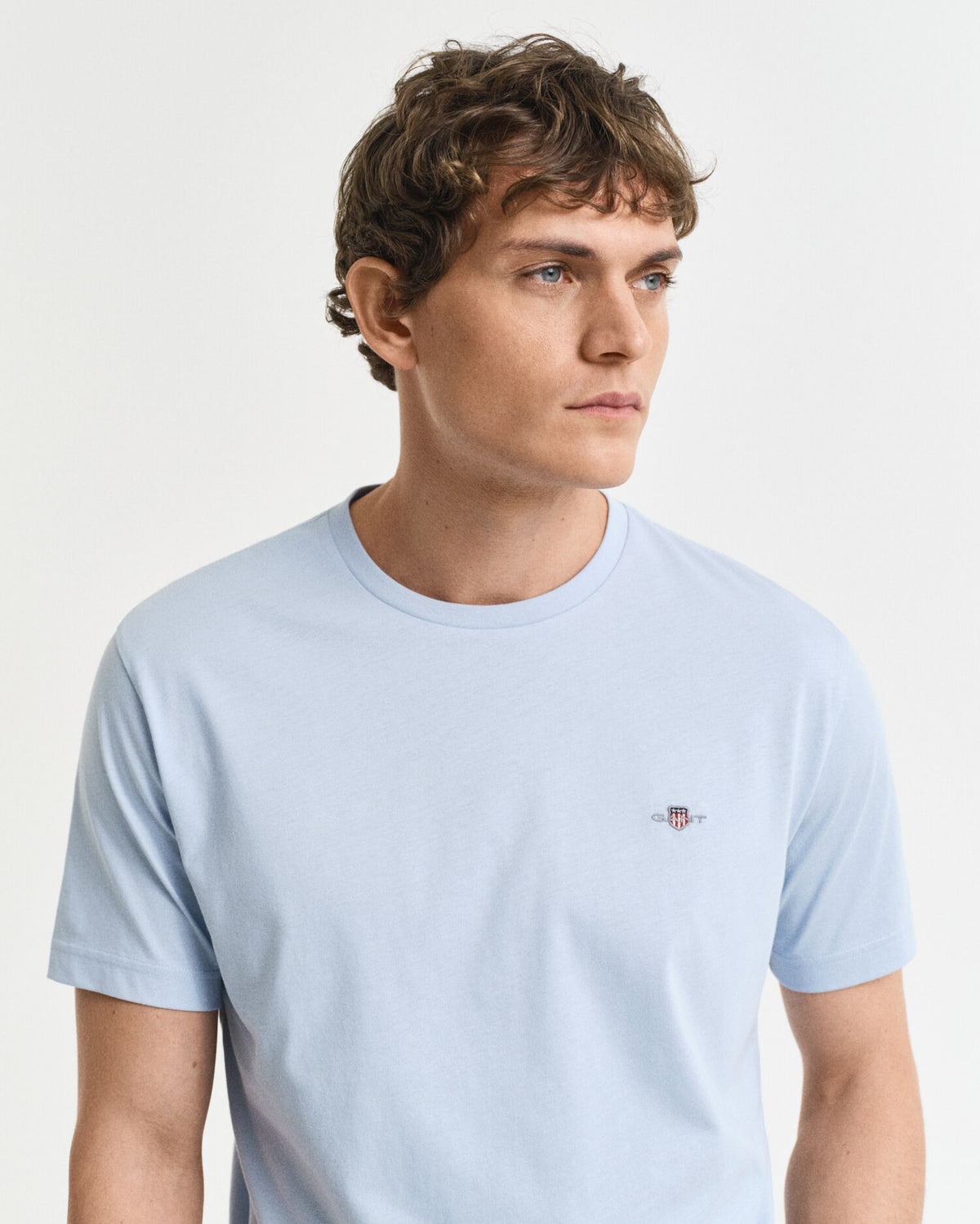 gant-miesten-t-paita-reg-shield-ss-t-shirt-vaaleansininen-4