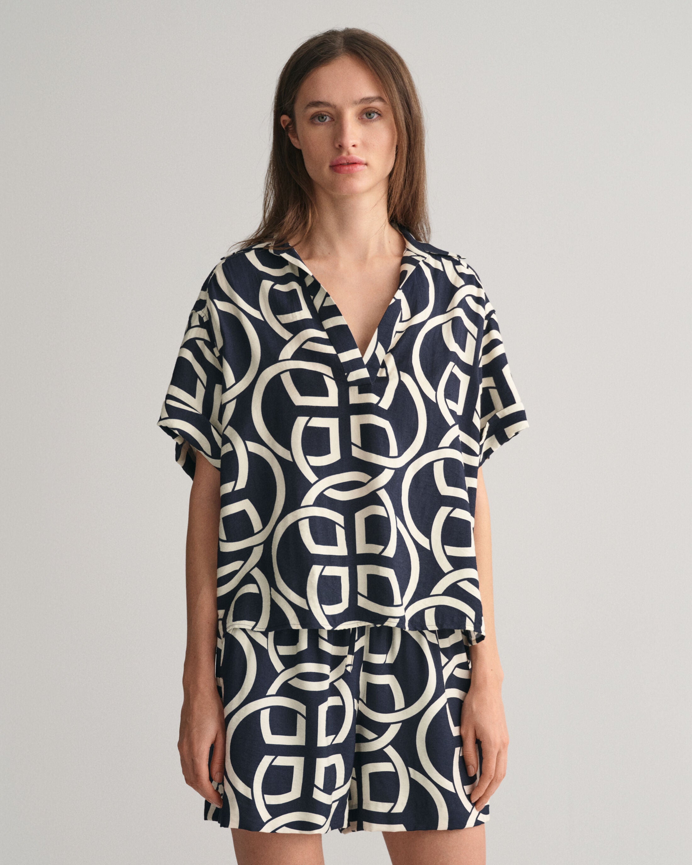 gant-naisten-paita-rel-monogram-print-ss-popover-sininen-kuosi-1