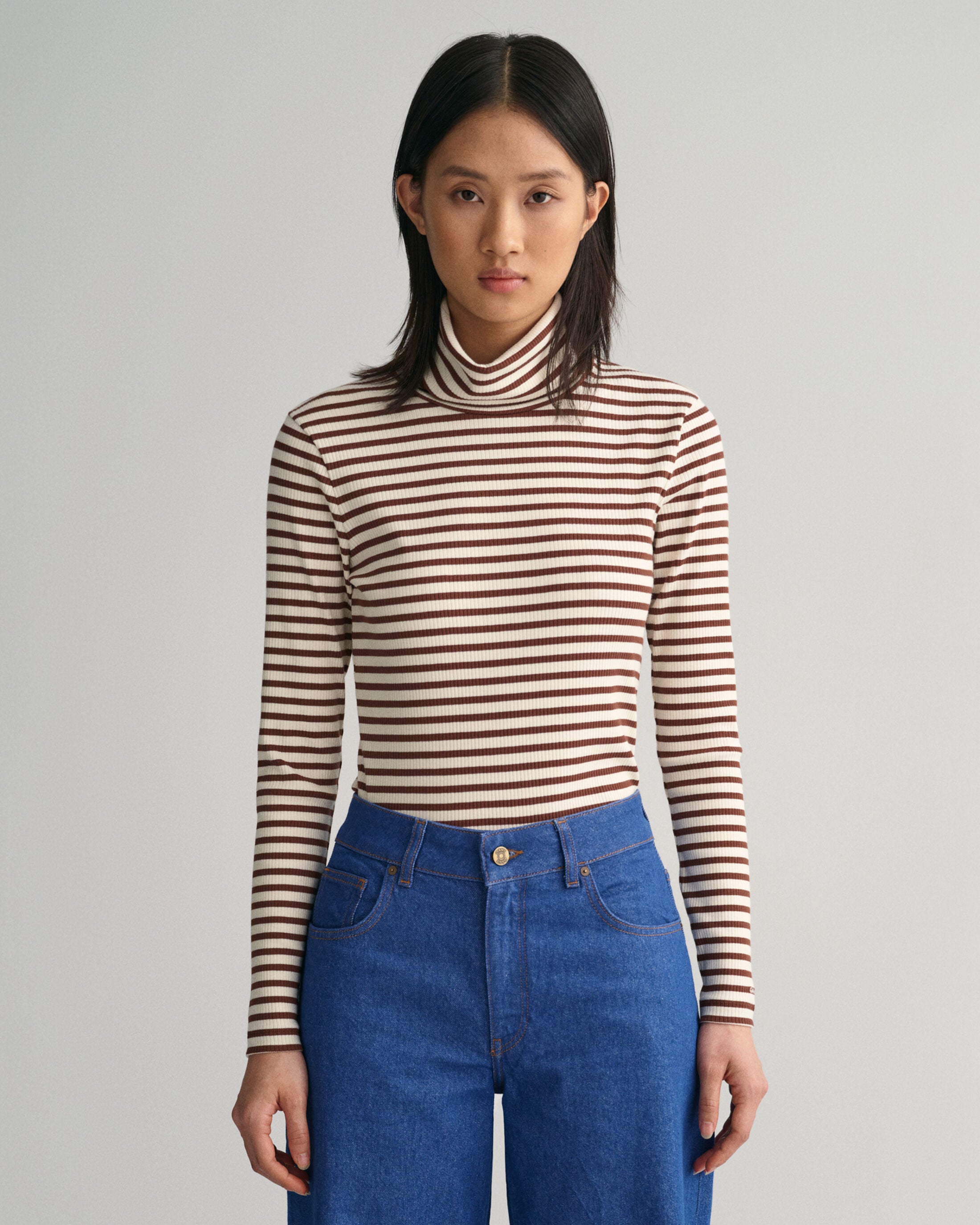 gant-naisten-poolopaita-slim-striped-ribbed-turtleneck-raidallinen-ruskea-1