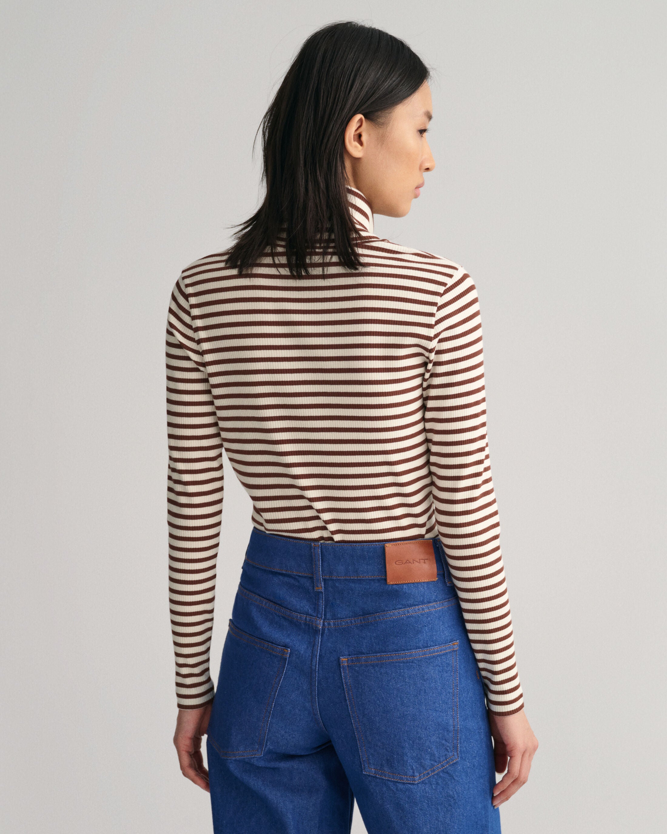gant-naisten-poolopaita-slim-striped-ribbed-turtleneck-raidallinen-ruskea-2