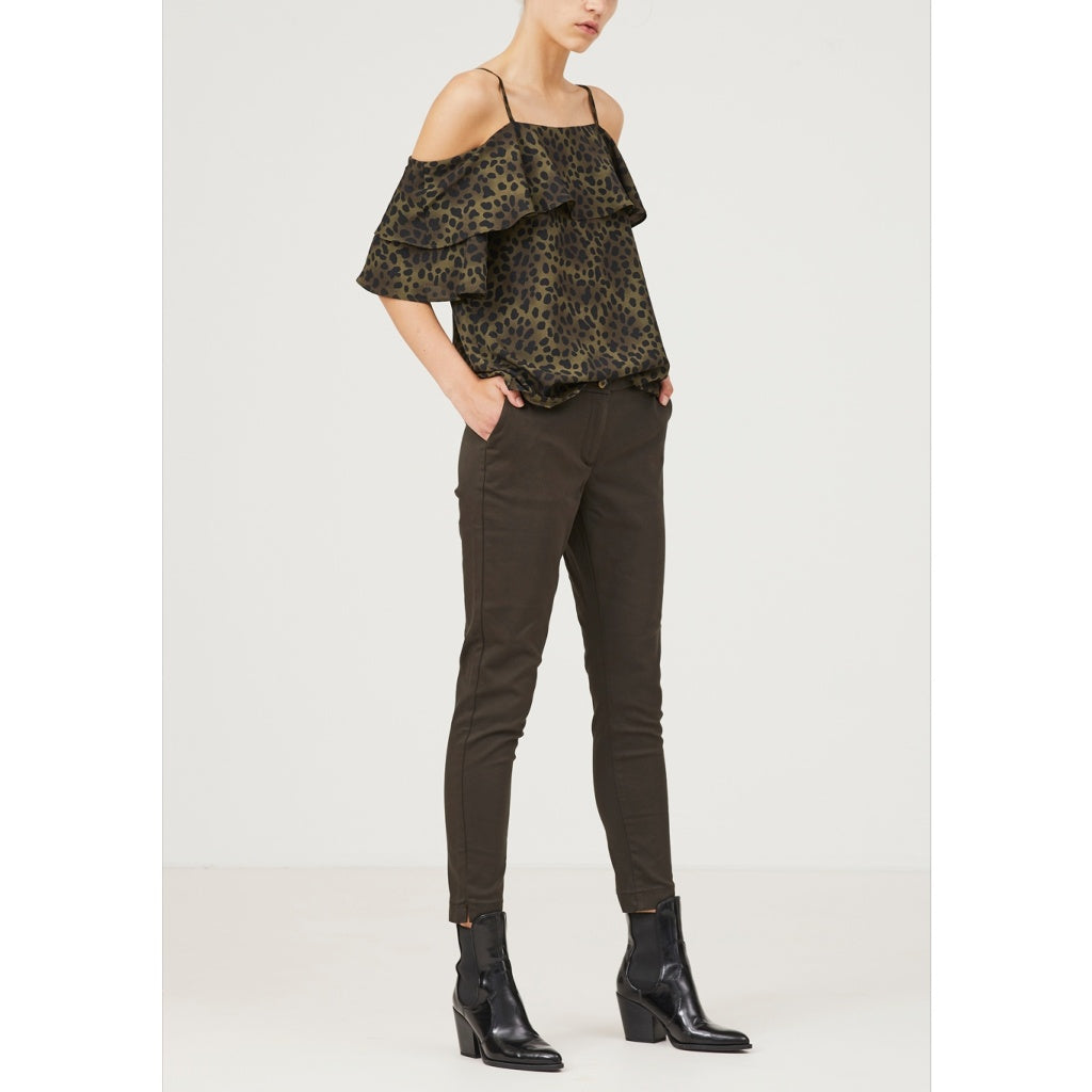 isay-naisten-housut-chino-pant-armeijanvihrea-1
