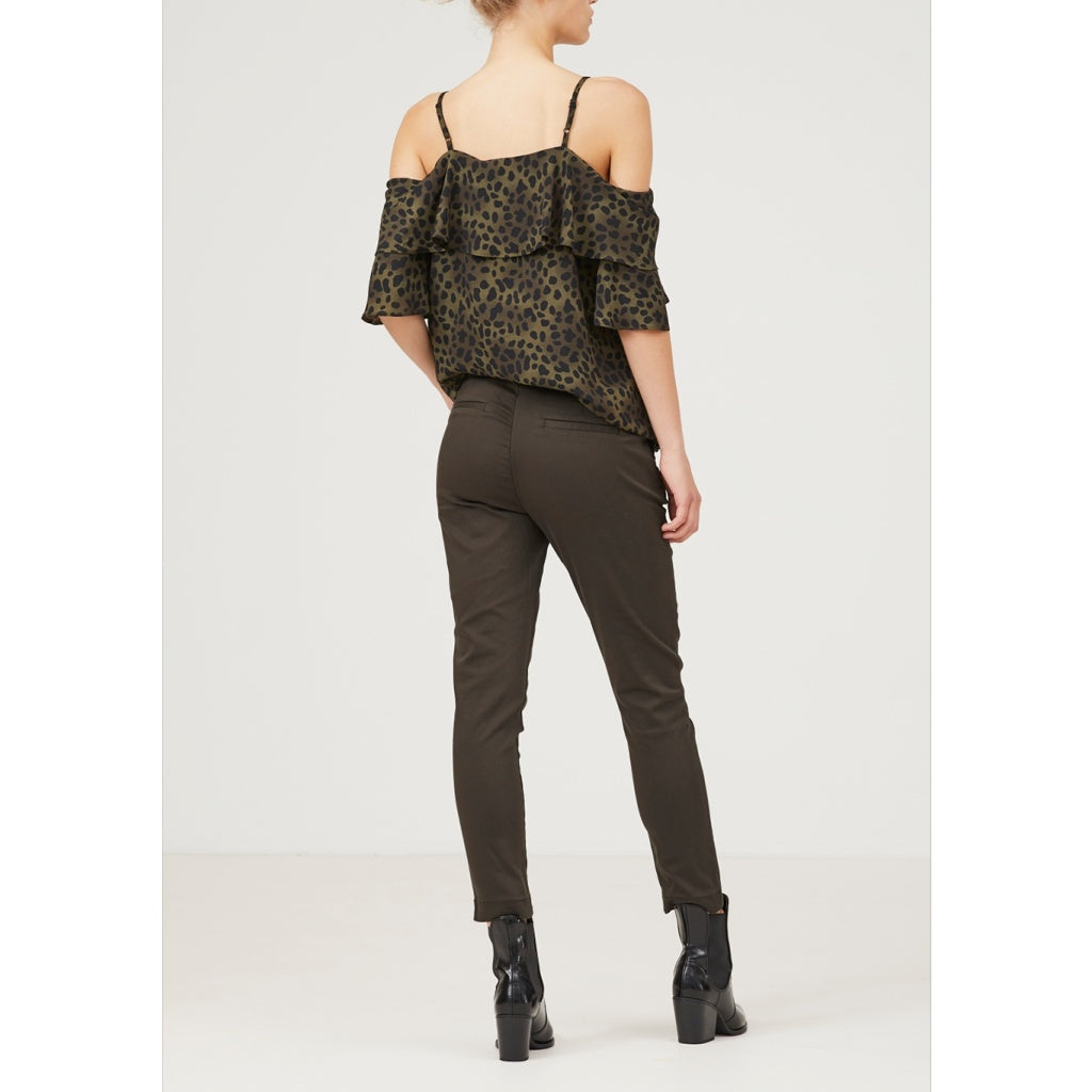 isay-naisten-housut-chino-pant-armeijanvihrea-2