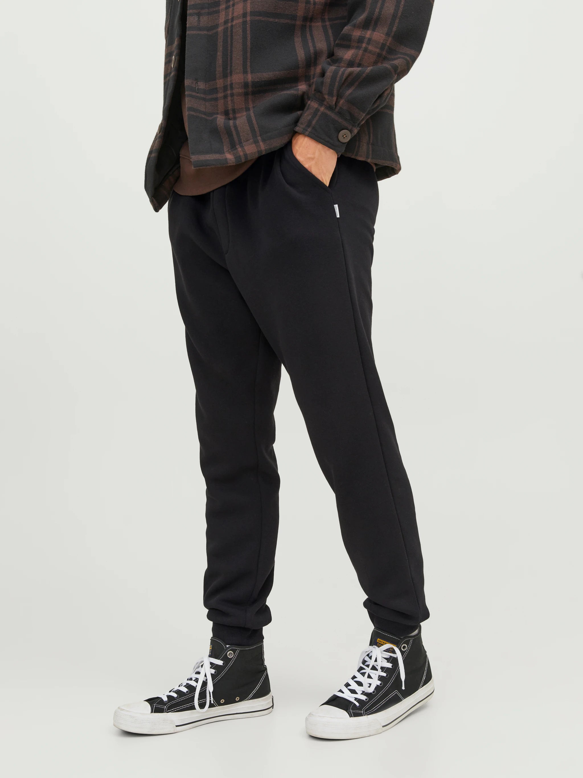 jack-and-jones-miesten-collegehousut-jpstgordon-bradley-sweat-pant-black-1