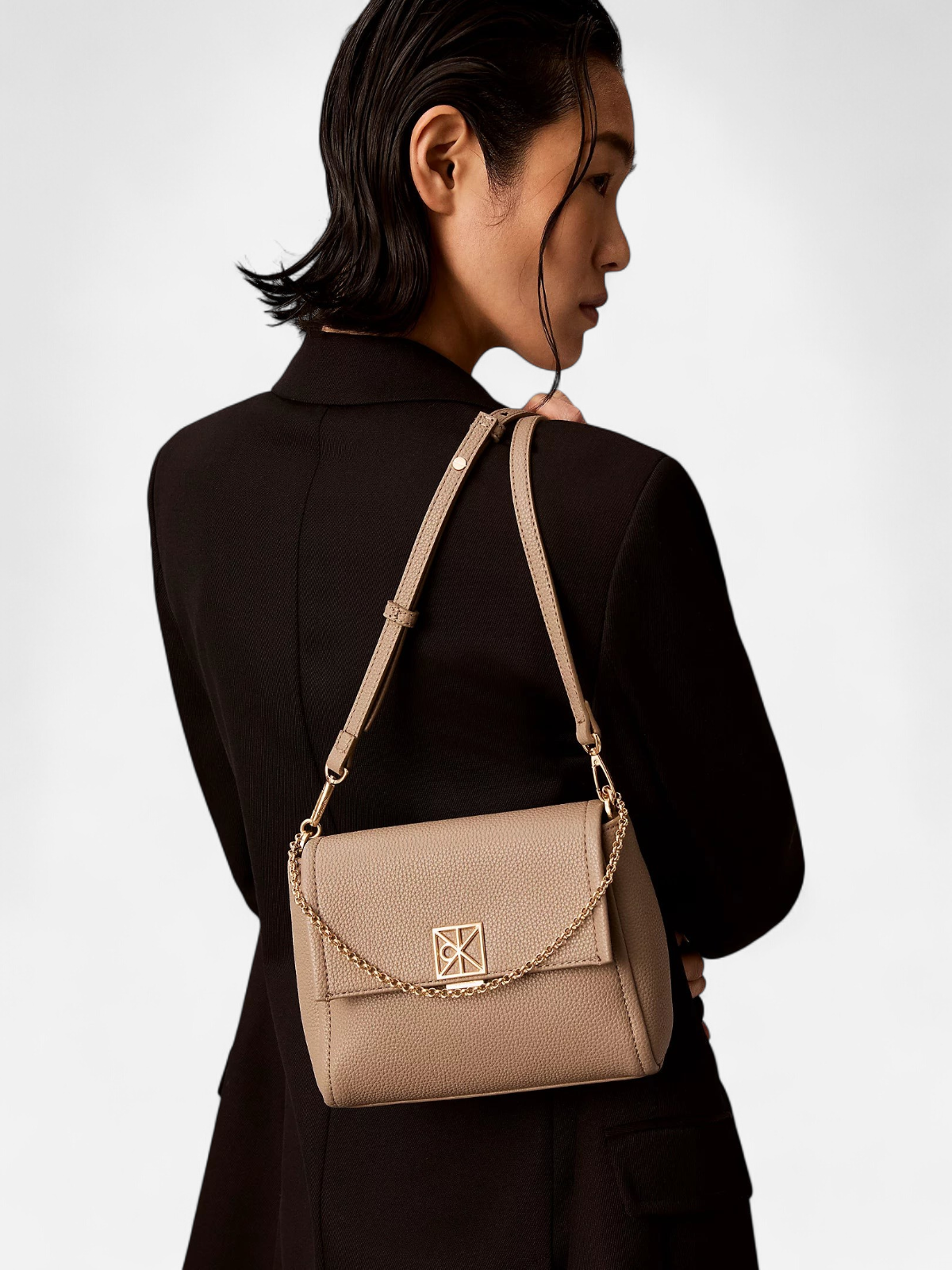 Calvin Klein Accessories naisten laukku K-Emblem HW Pebble Crossbody, vaalea beige - Kekäle.fi