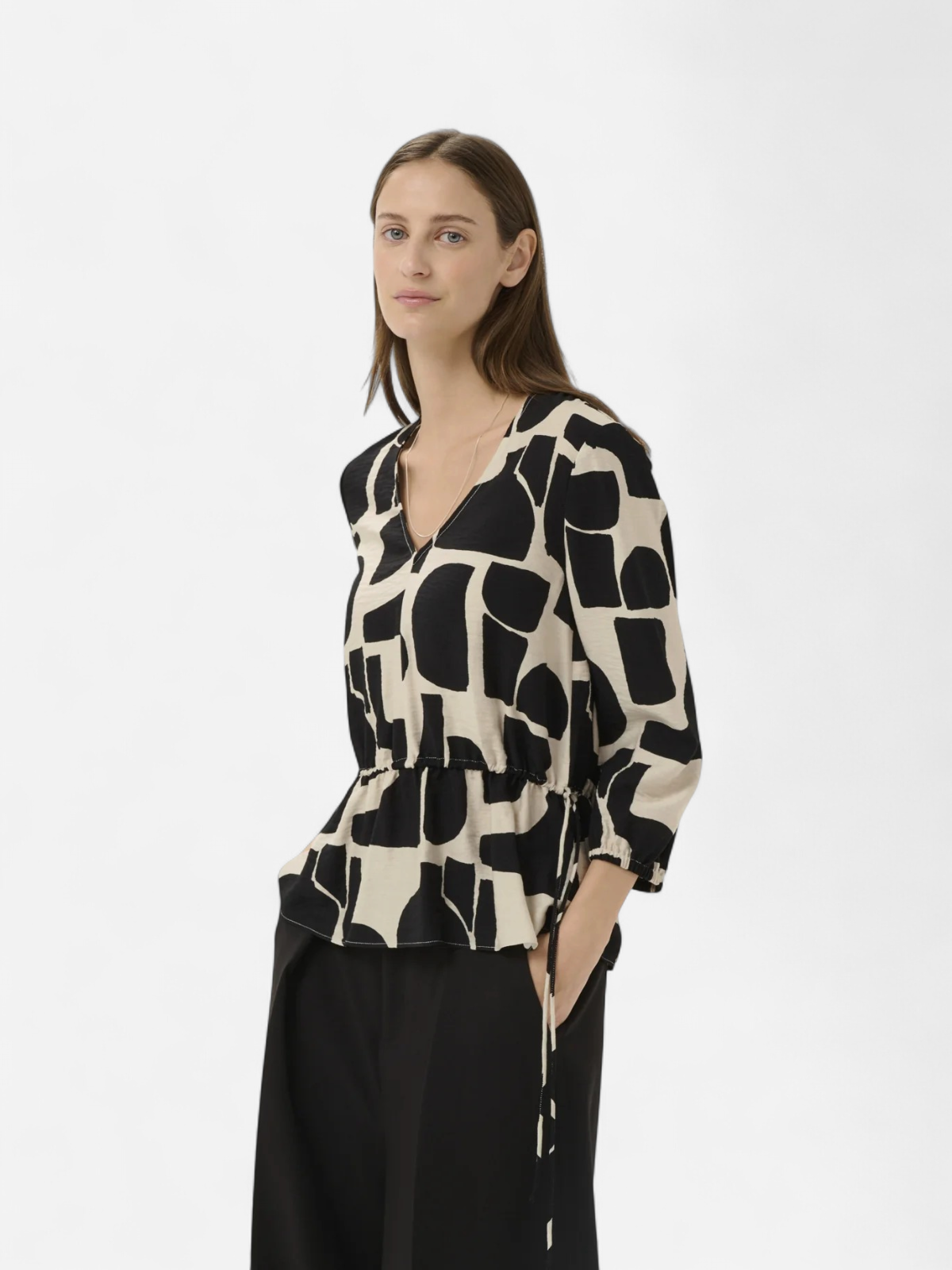 Inwear naisten pusero LYNNIW V-Neck, musta kuosillinen - Kekäle.fi