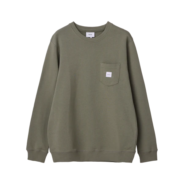 makia-miesten-collegepaita-square-pocket-tummanvihrea-1