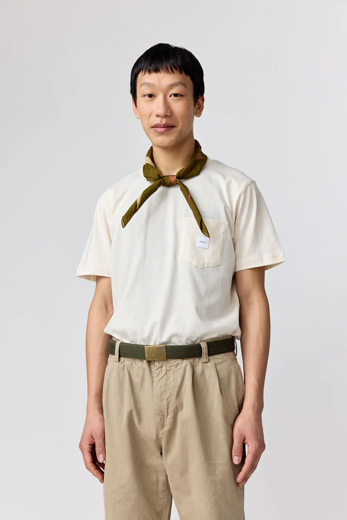 makia-miesten-t-paita-square-pocket-t-shirt-luonnonvalkoinen-2