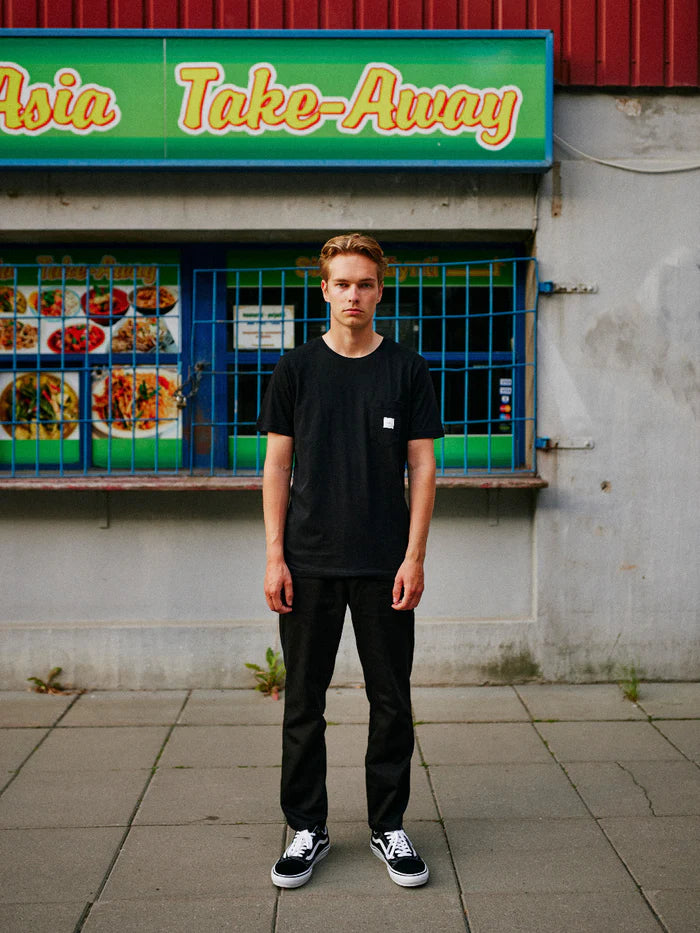 makia-miesten-t-paita-square-pocket-t-shirt-musta-2