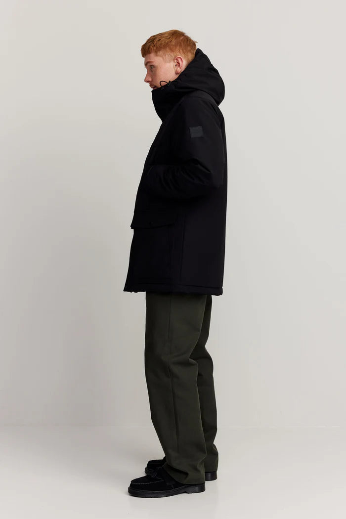 makia-miesten-takki-resilient-jacket-musta-3