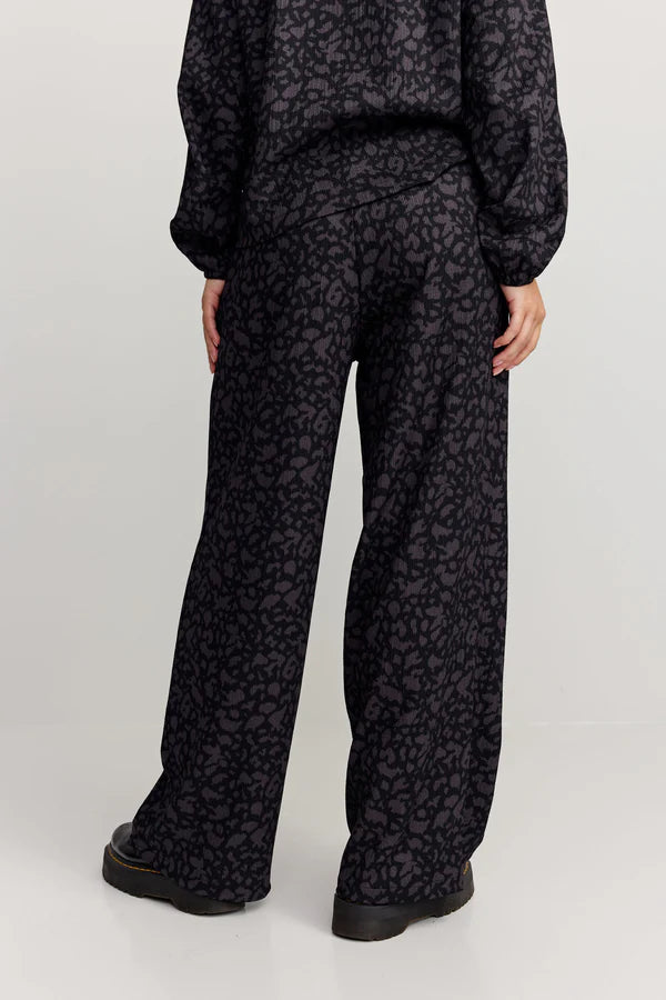makia-naisten-housut-laila-trousers-musta-kuosi-3