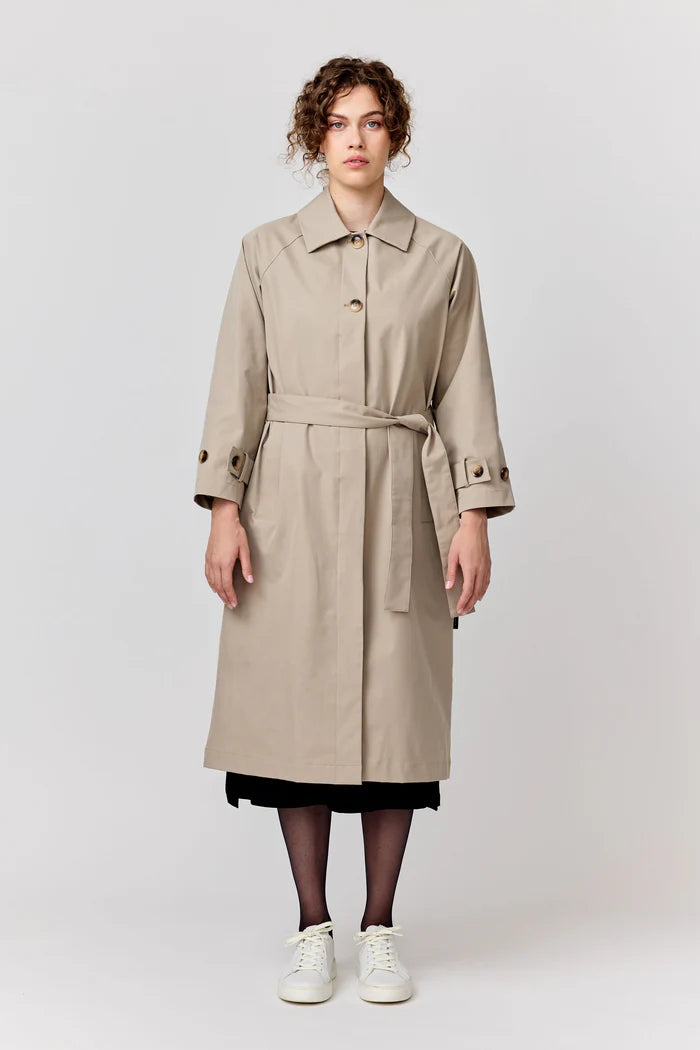 makia-naisten-trenssi-olivia-trench-vaalea-beige-1