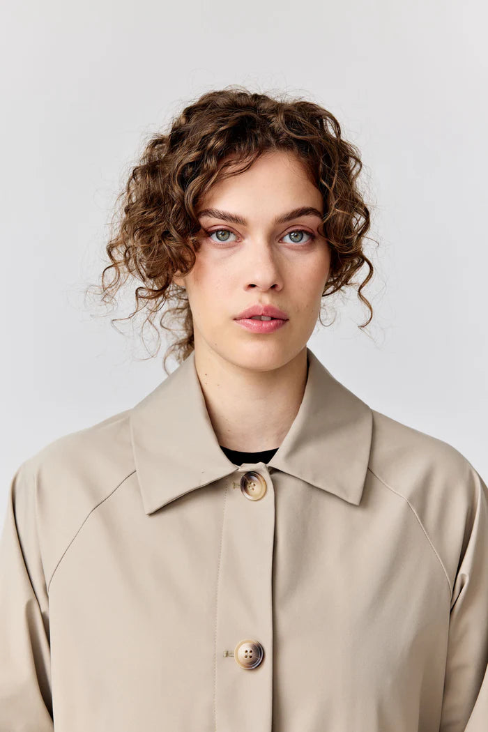 makia-naisten-trenssi-olivia-trench-vaalea-beige-3