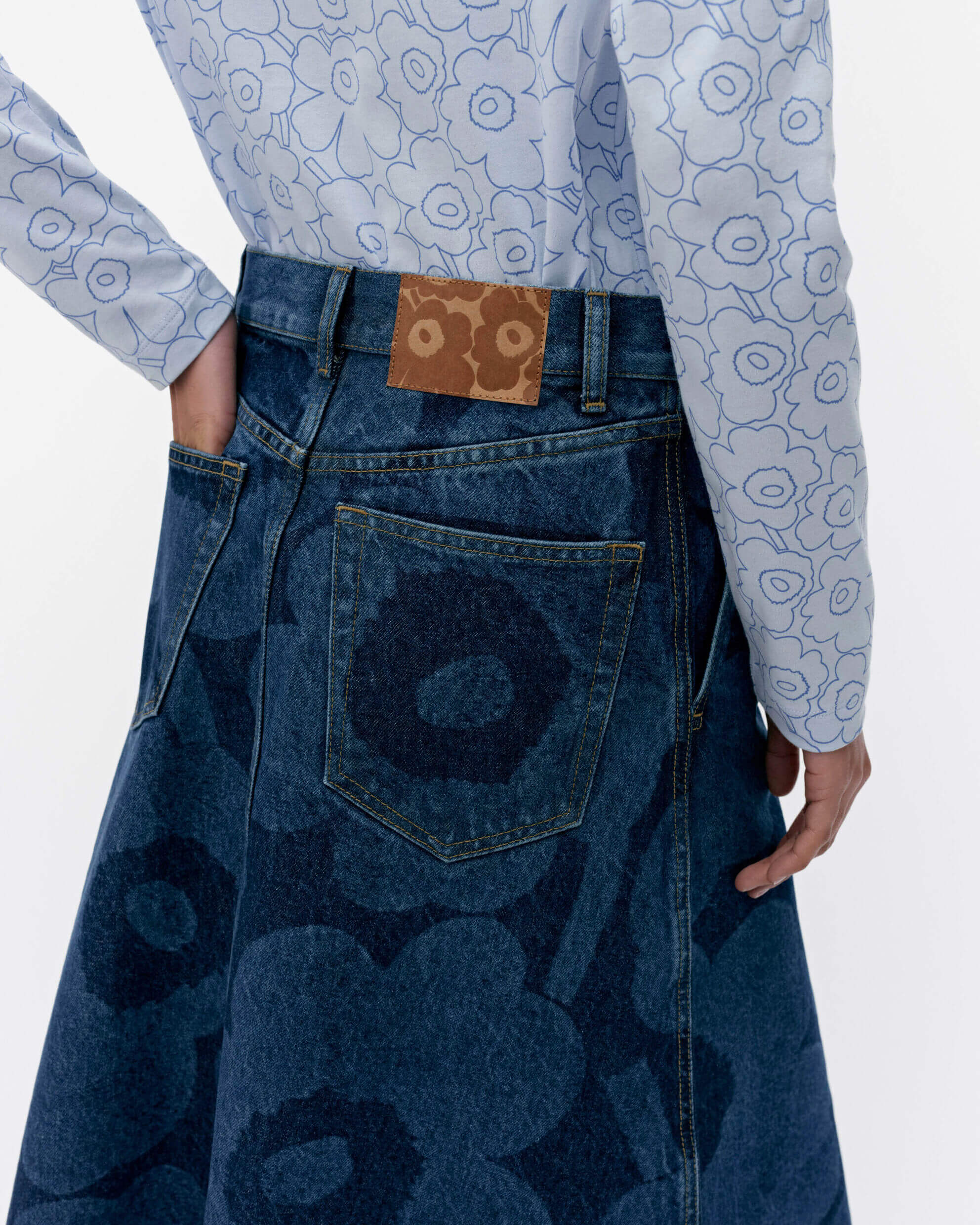 marimekko-naisten-hame-maridenim-suoritus-unikkofarkkuhame-sininen-kuosi-2