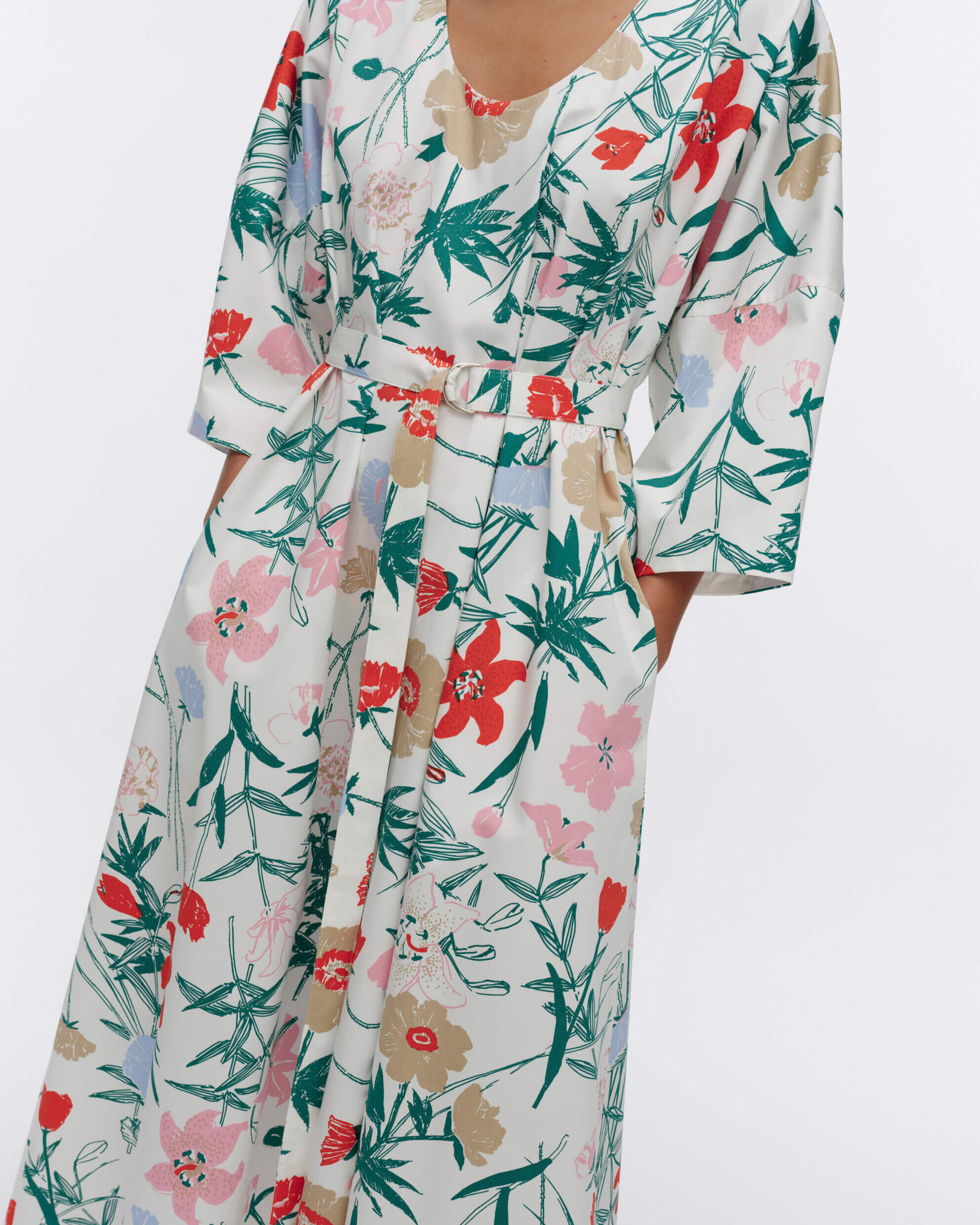 marimekko-naisten-mekko-hymy-perenna-mekko-valkopohjainen-kuosi-3