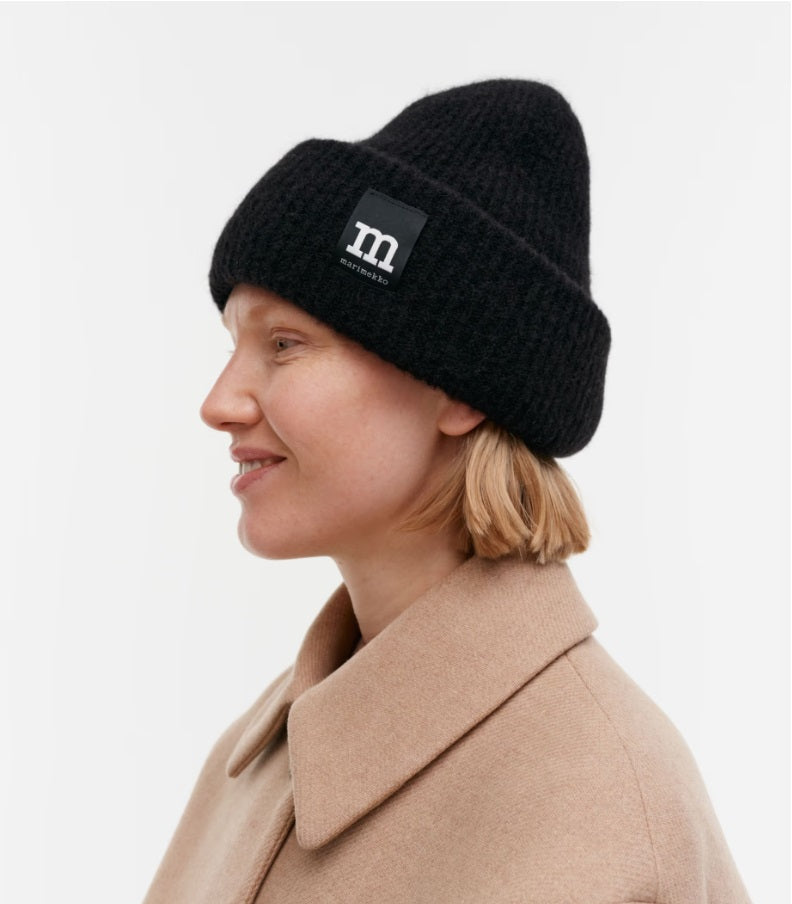 marimekko-naisten-pipo-pjettar-pipo-musta-1