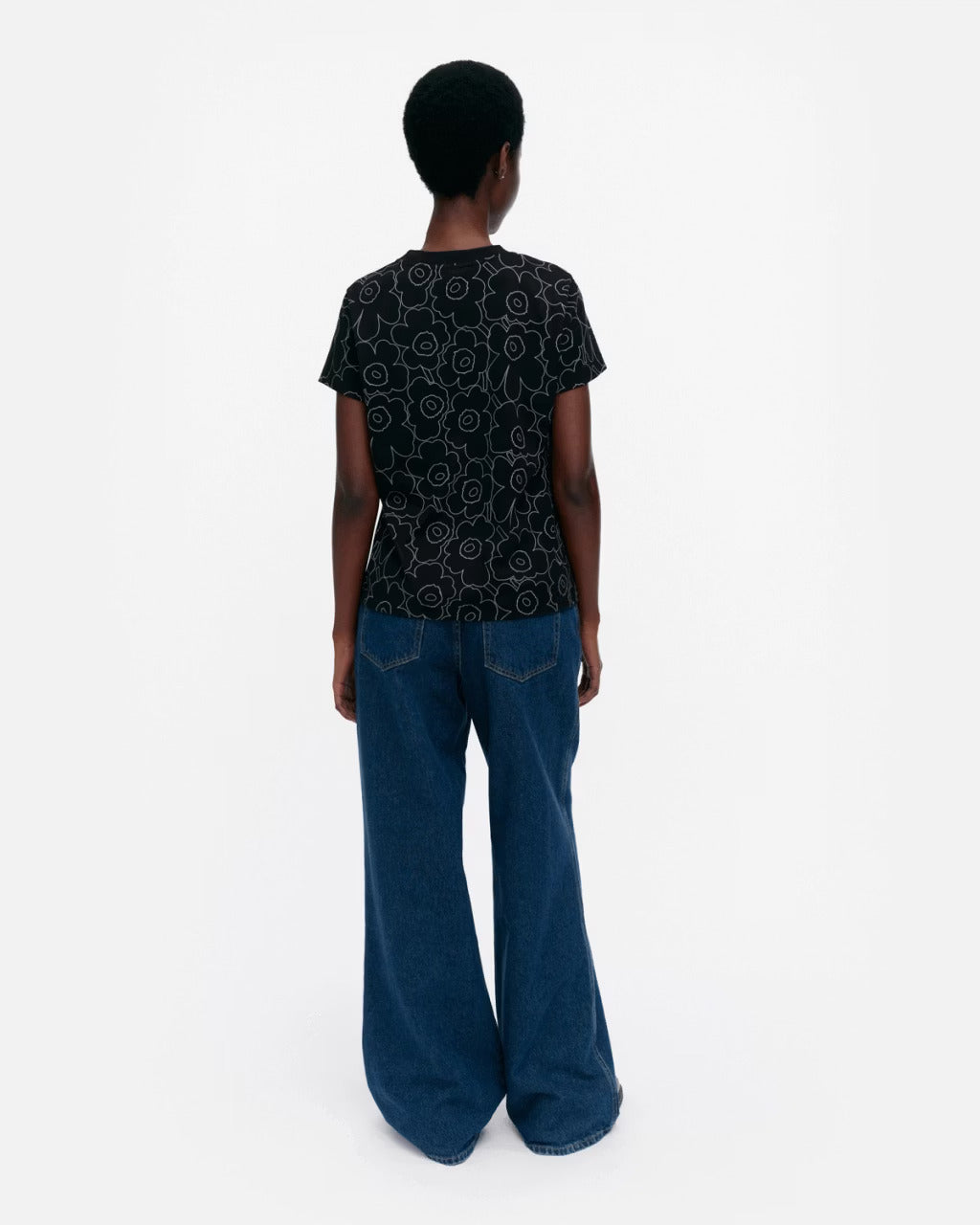marimekko-naisten-t-paita-heleys-piirto-unikko-musta-kuosi-3