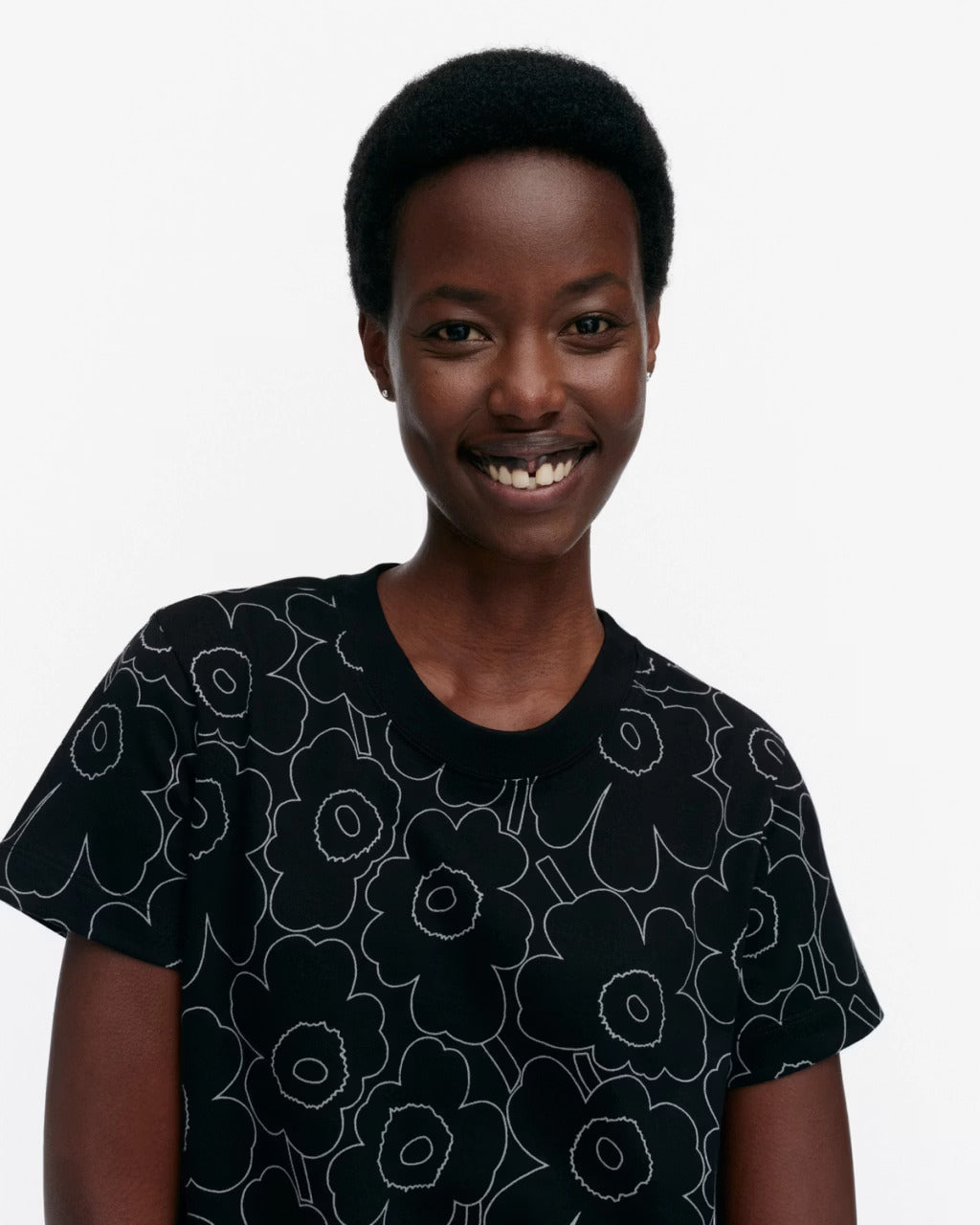 marimekko-naisten-t-paita-heleys-piirto-unikko-musta-kuosi-4