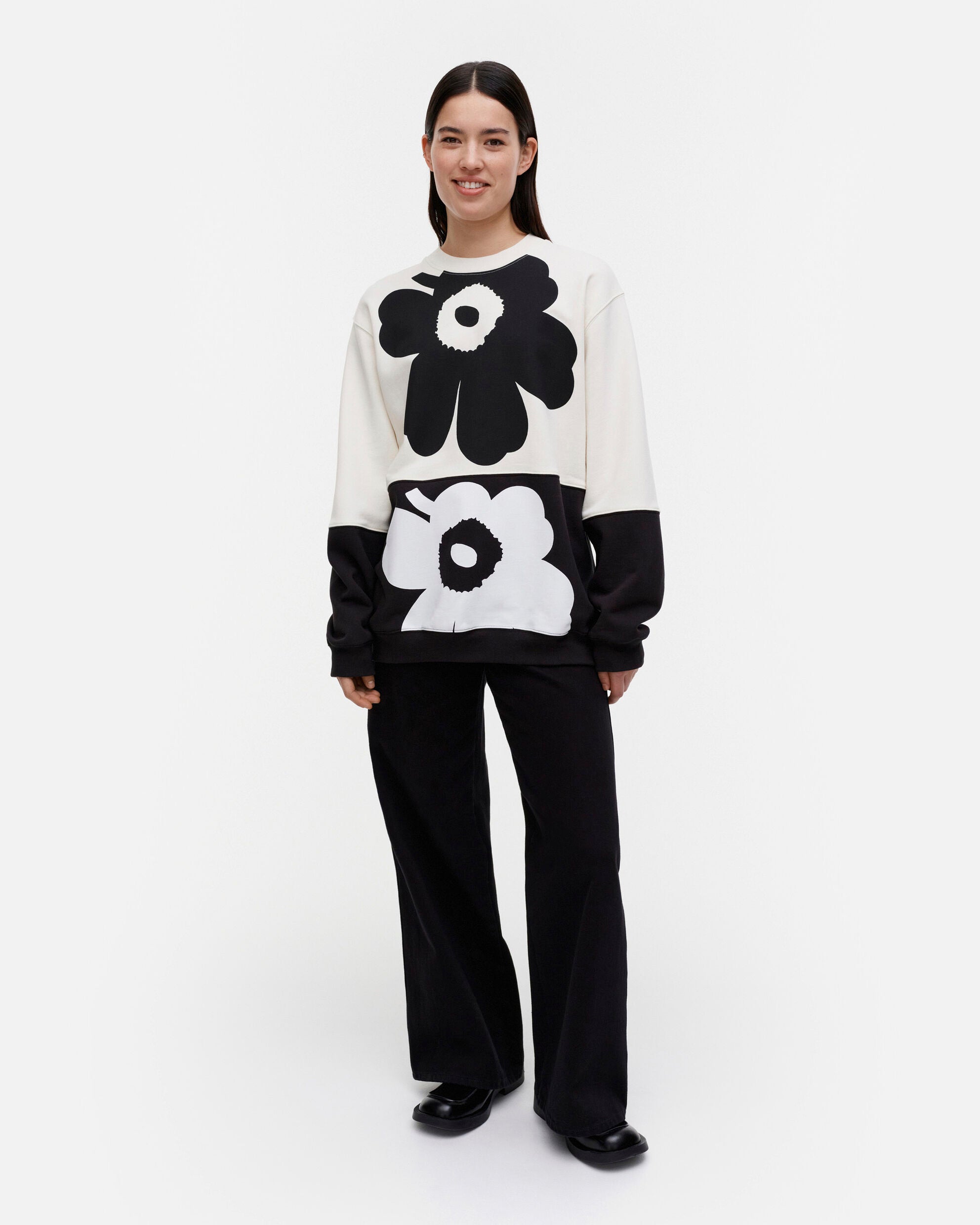 marimekko-unisex-collegepaita-kioski-kuviot-unikko-placement-college-mustavalkoinen-3