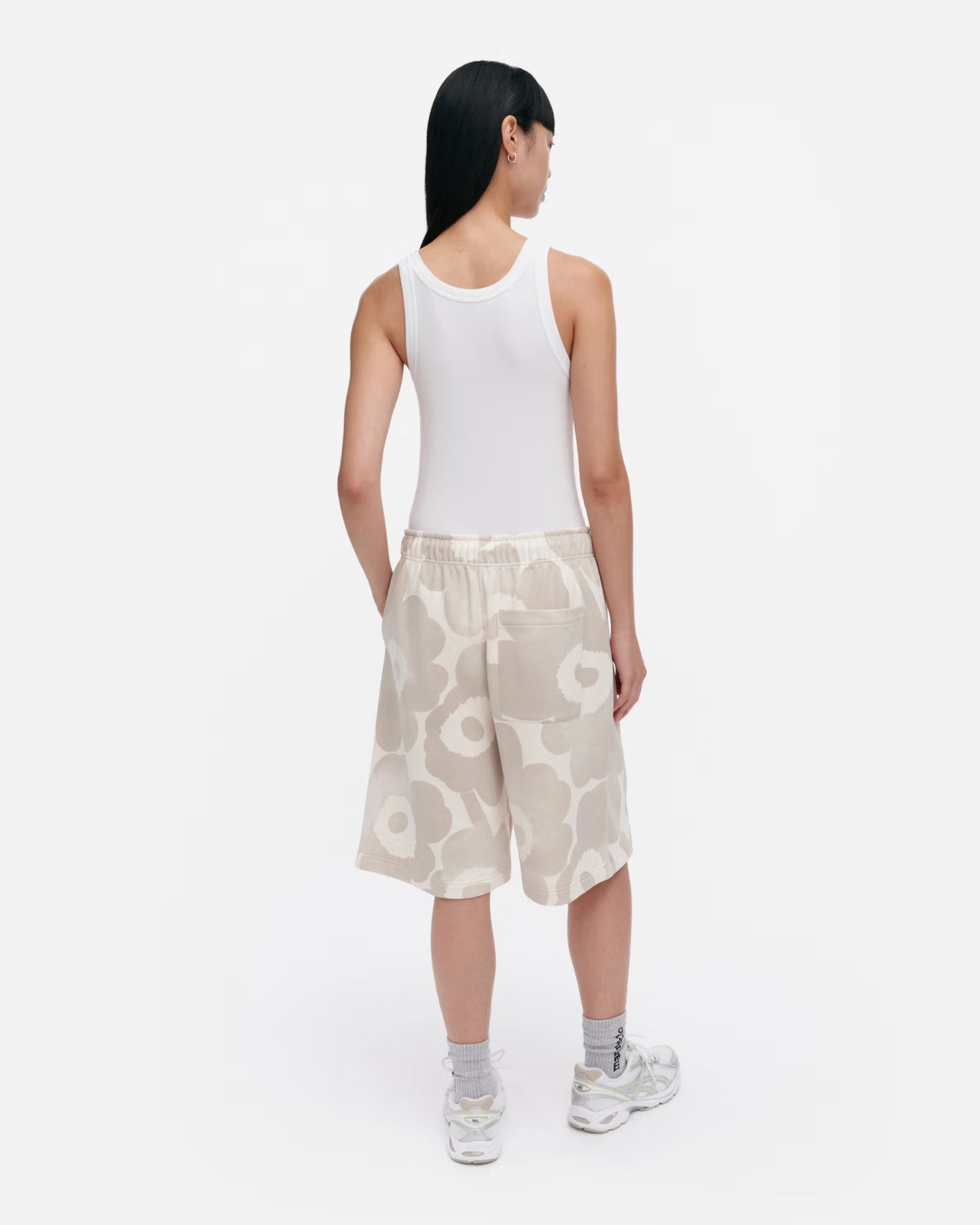 marimekko-unisex-shortsit-sarana-akvarelli-unikko-shortsit-beige-kuosi-3