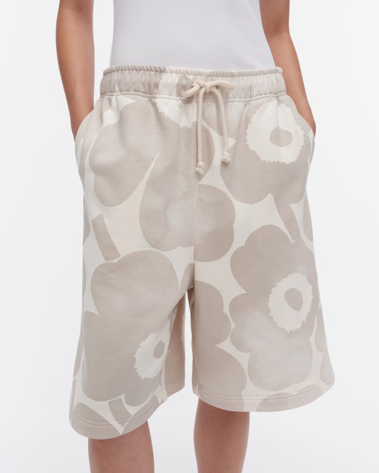 marimekko-unisex-shortsit-sarana-akvarelli-unikko-shortsit-beige-kuosi-4